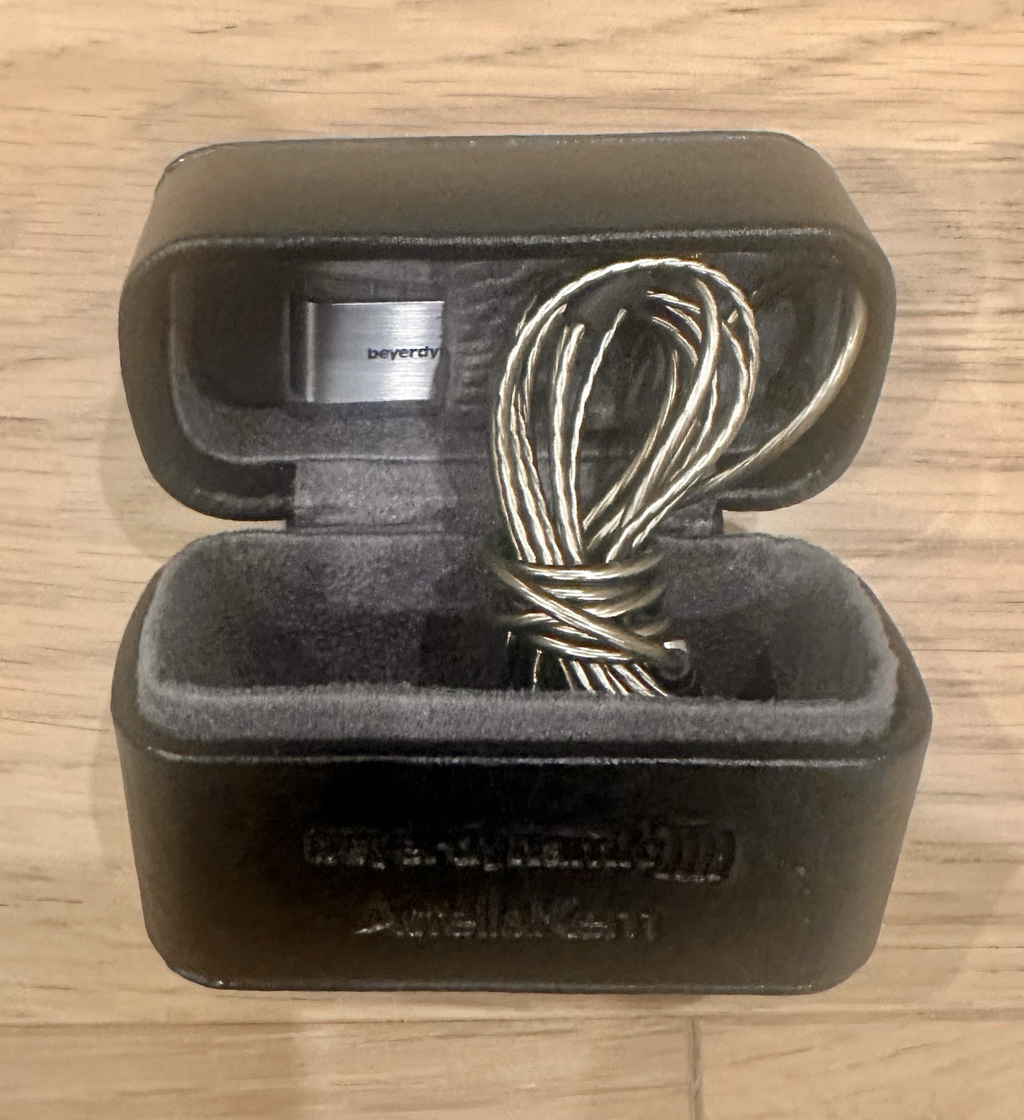 Original astell&kern AK T8ie 2.5mm Balanced Audio Cable and Case