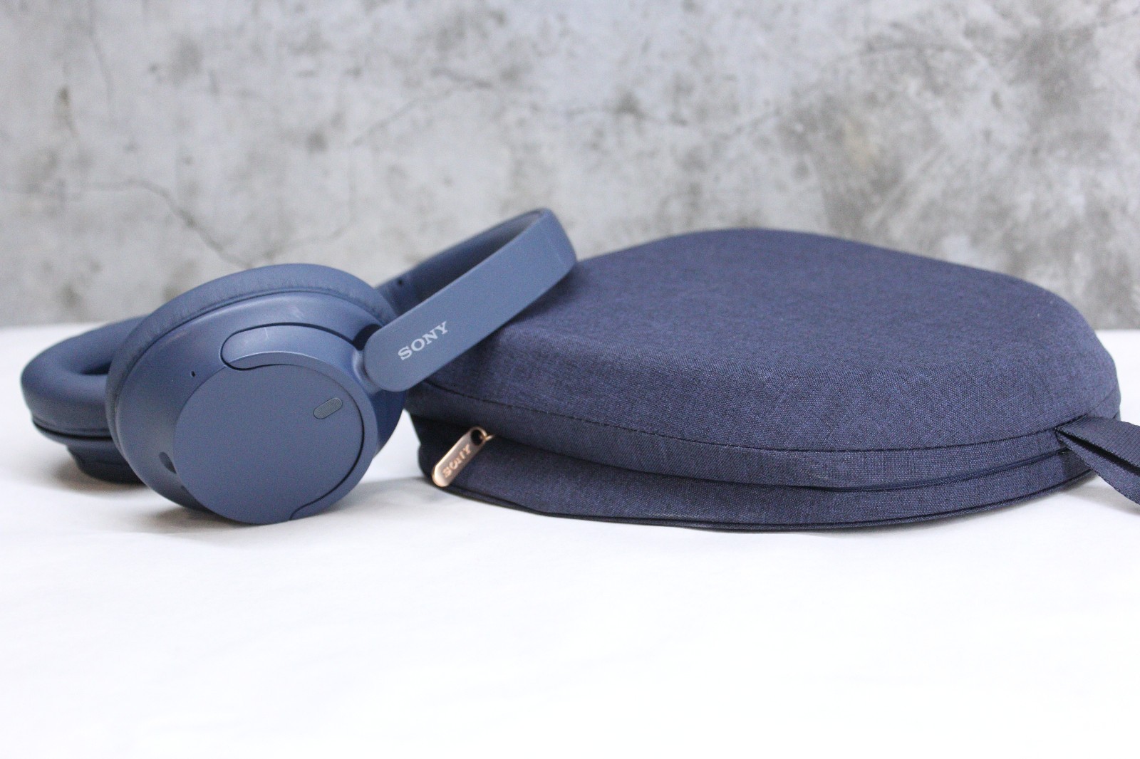 Sony YY2966 WH-CH72 Wireless Bluetooth Headphones -Tested, with case (no cables)