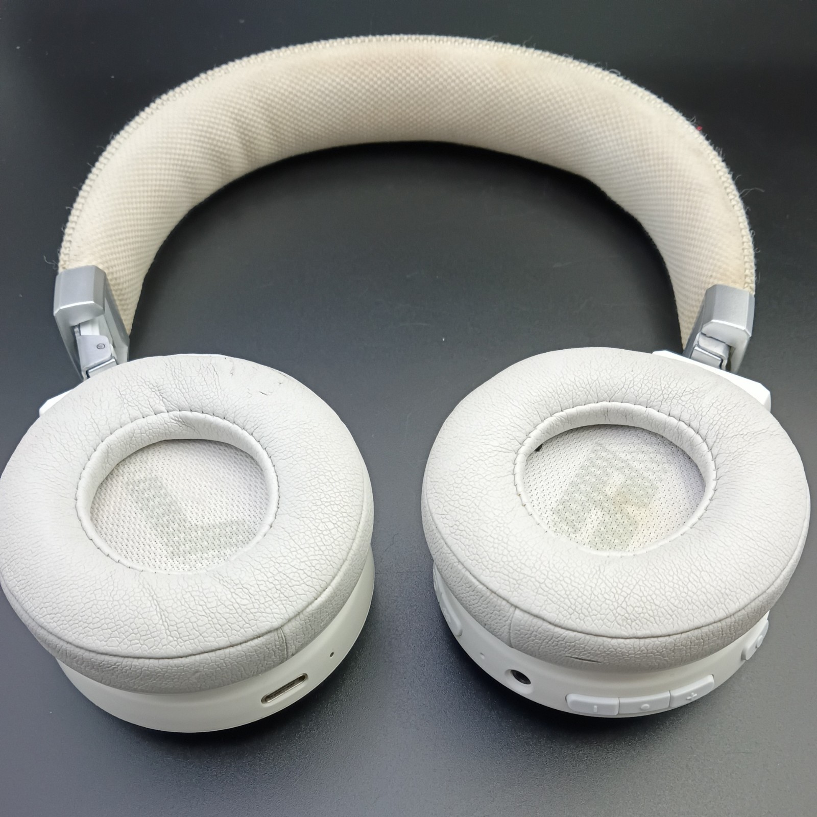 JBL Live 460NC Wireless On-Ear Noise Cancelling Headphone( cosmetics detailing)