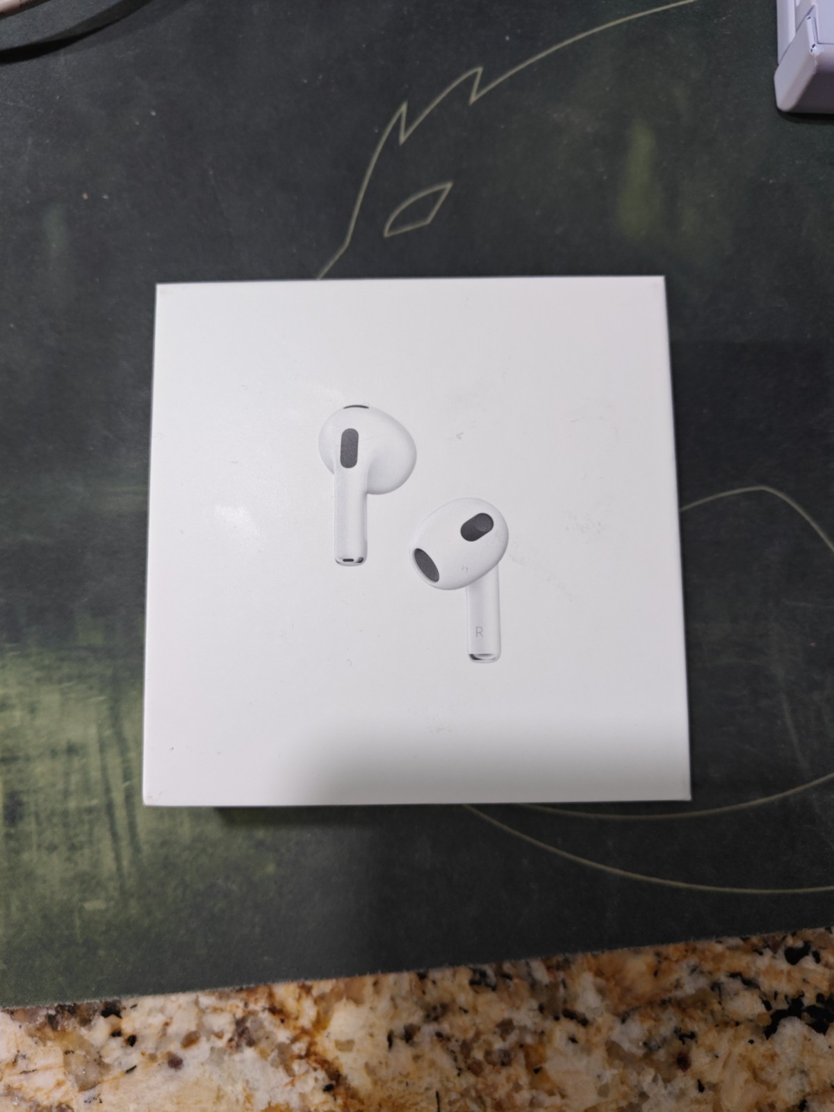New Sealed – APPLE AIRPODS MPNY3AM/A 3RD GEN – lightening charging case