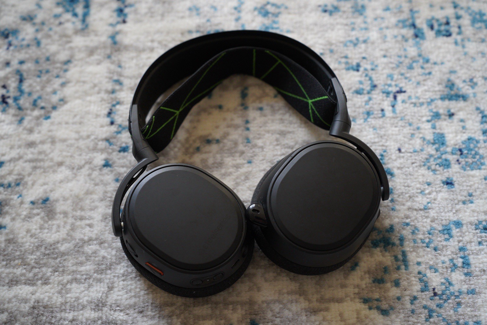 Steelseries Arctis 9x Gaming headset with retractable mic