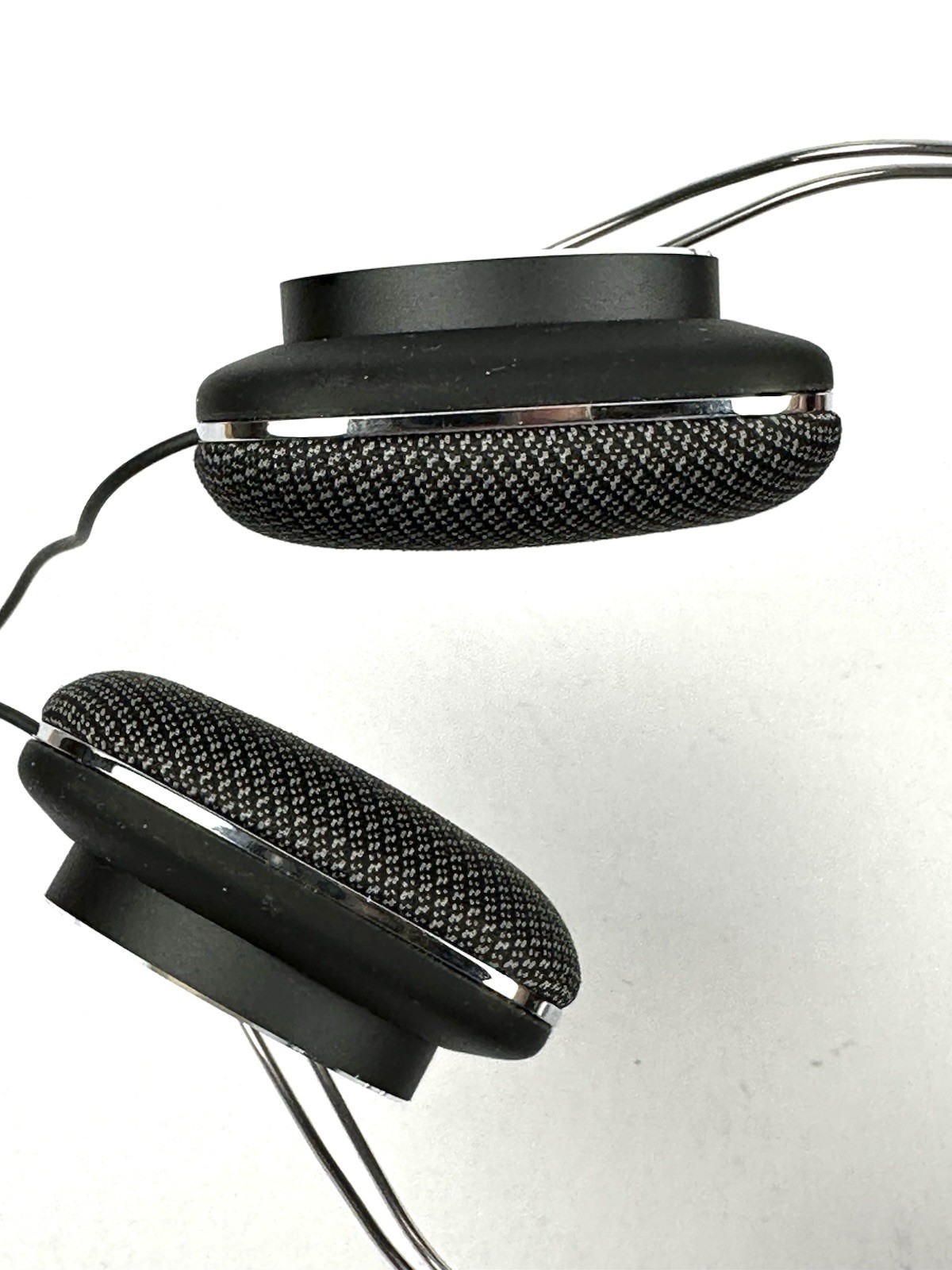 Bowers & Wilkins P3 Headphones On-Ear Foldable Protective Hard Case Excellent