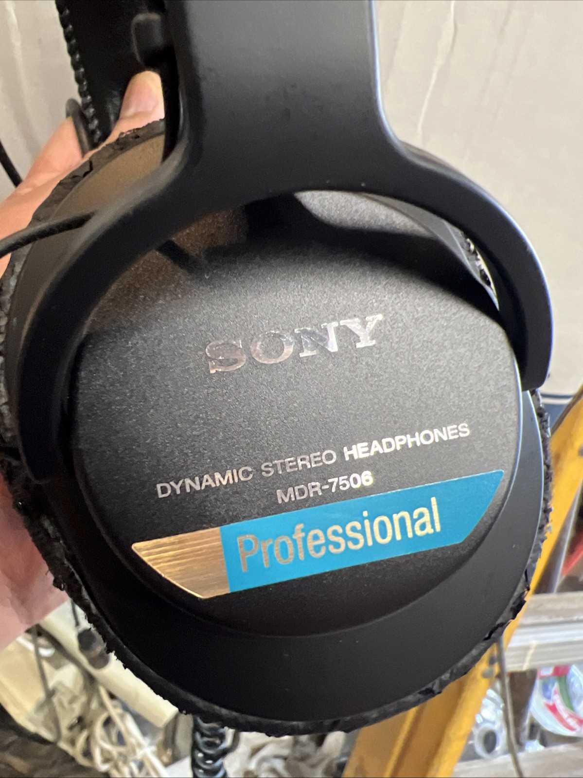 Sony MDR-7506 Professional Closed-Back Studio Monitor Headphones