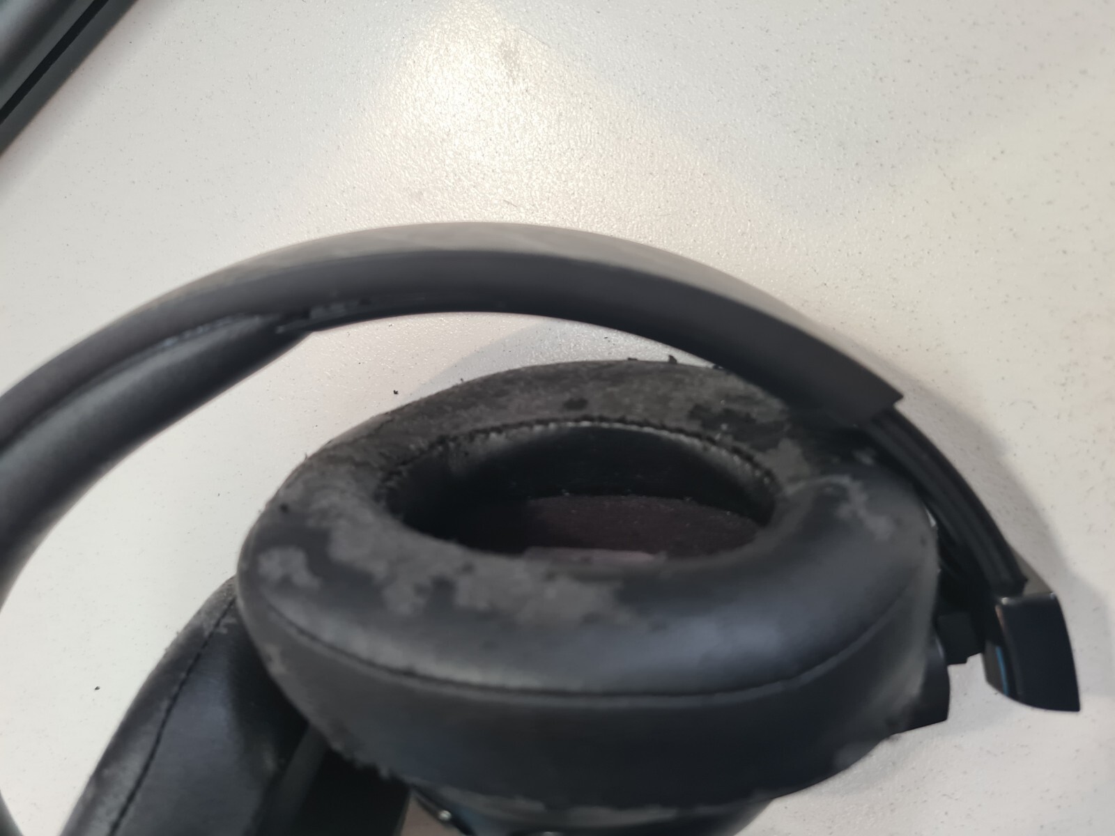JBL TUNE 750BTNC – Wireless Headphones – Black – Earmuffs needs replacement
