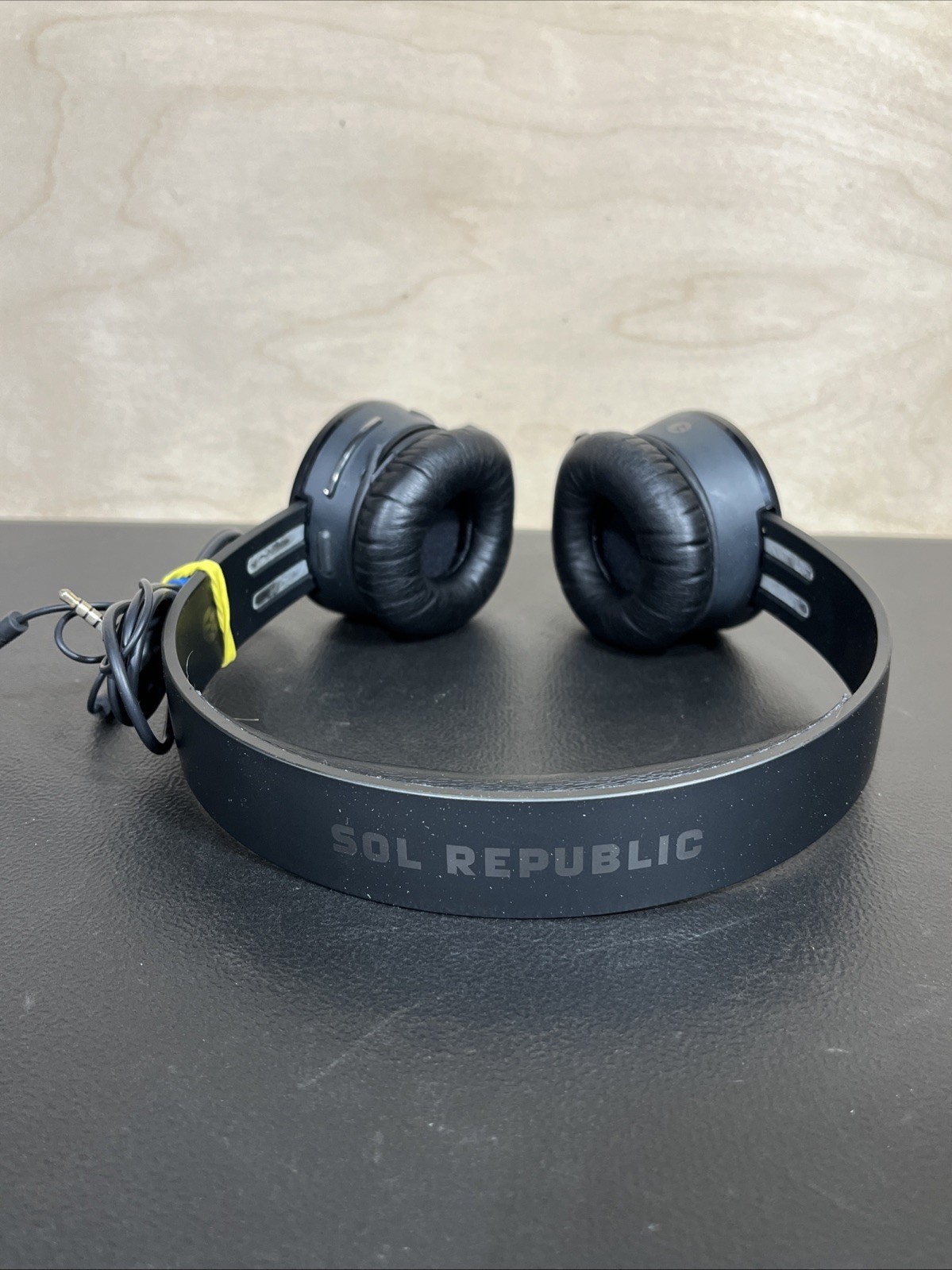 Sol Republic Tracks V8 Black Headphone Tested-works RIPPED EAR MUFF