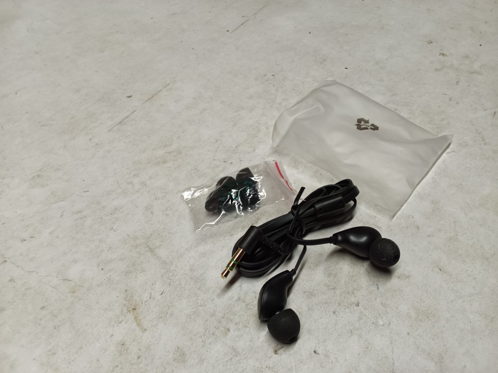 New set of music player earbuds with extra cushions #18