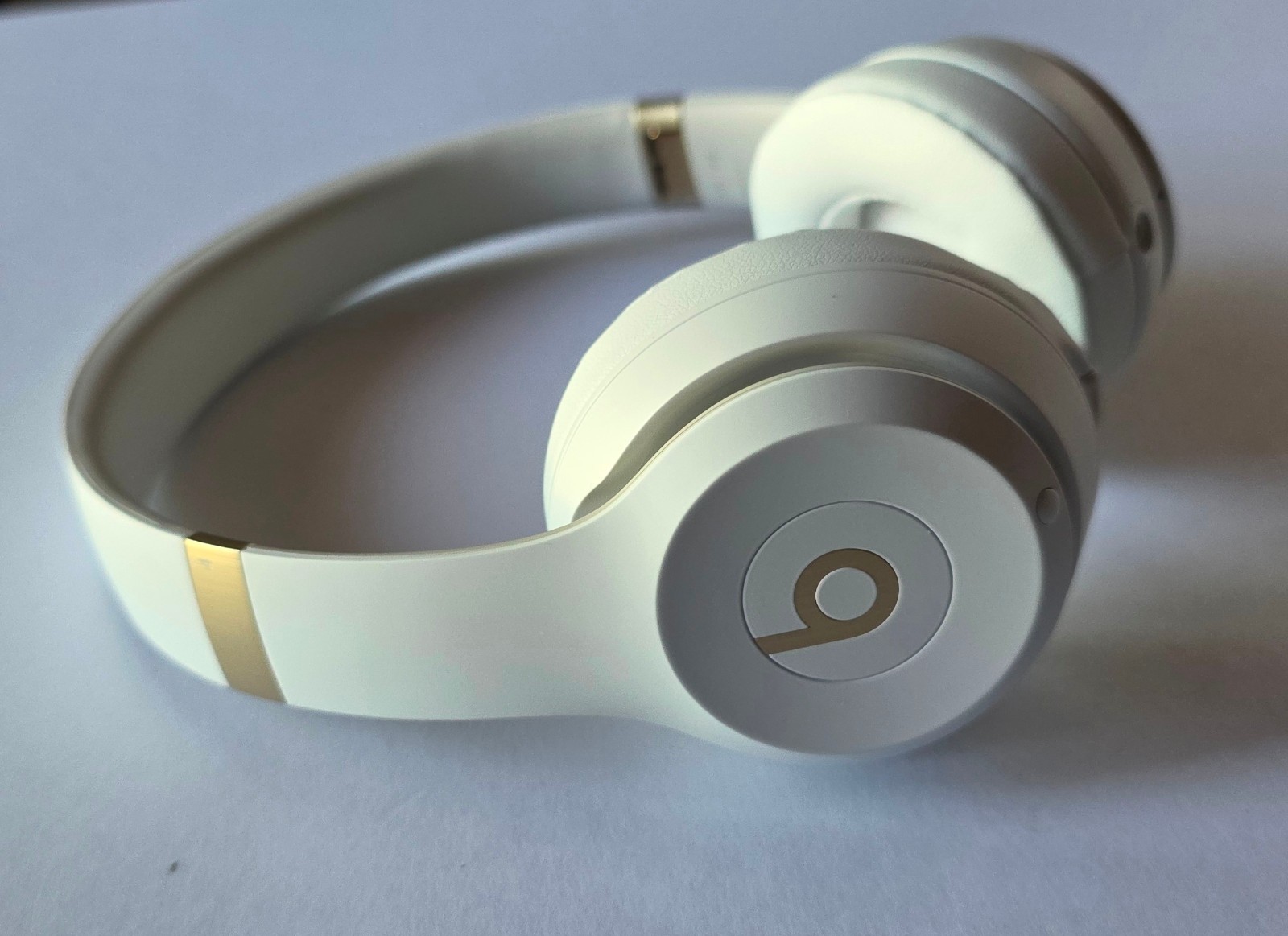 Unused OEM White & Gold Beats Solo 4 Wireless Headphones MC2M4LL/A in Bulk Pkg
