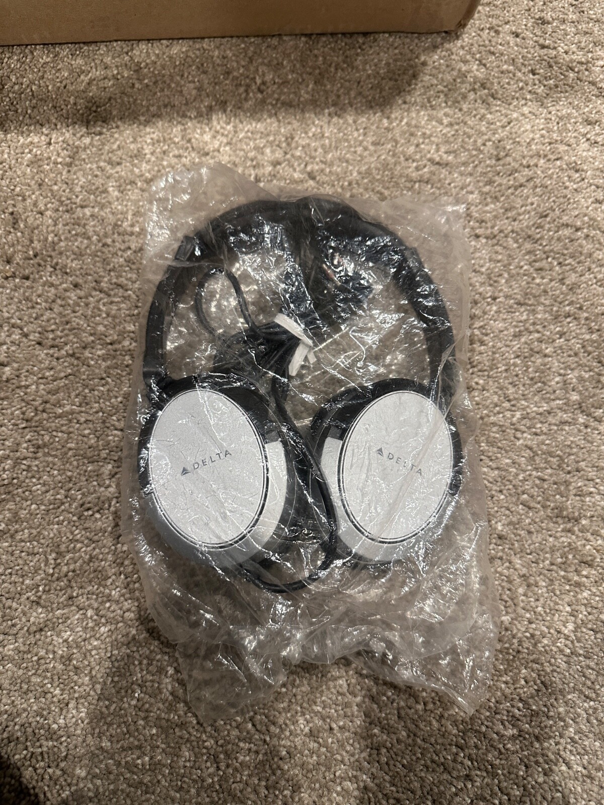 Delta Airlines in Flight Over Ear Headphones Adapter Plug Silver Flying