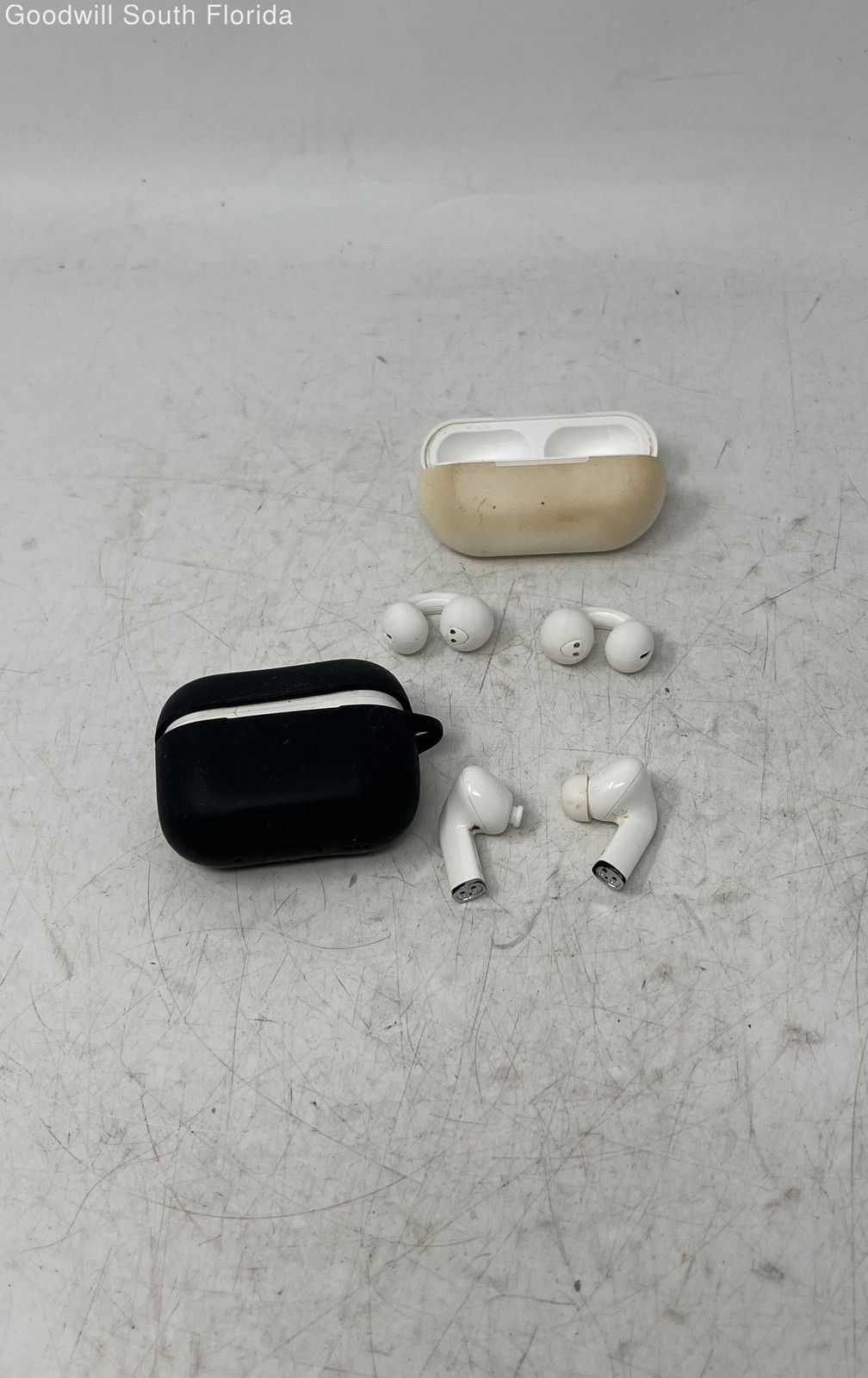 2 Pcs White Black Wireless Bluetooth Headphone With Protective Case Not Tested
