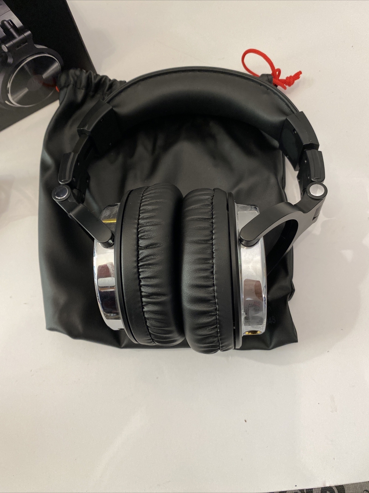 One Odio Over The Ear Wired 3.5MM Headhones Red And Black Very Good Pro 10