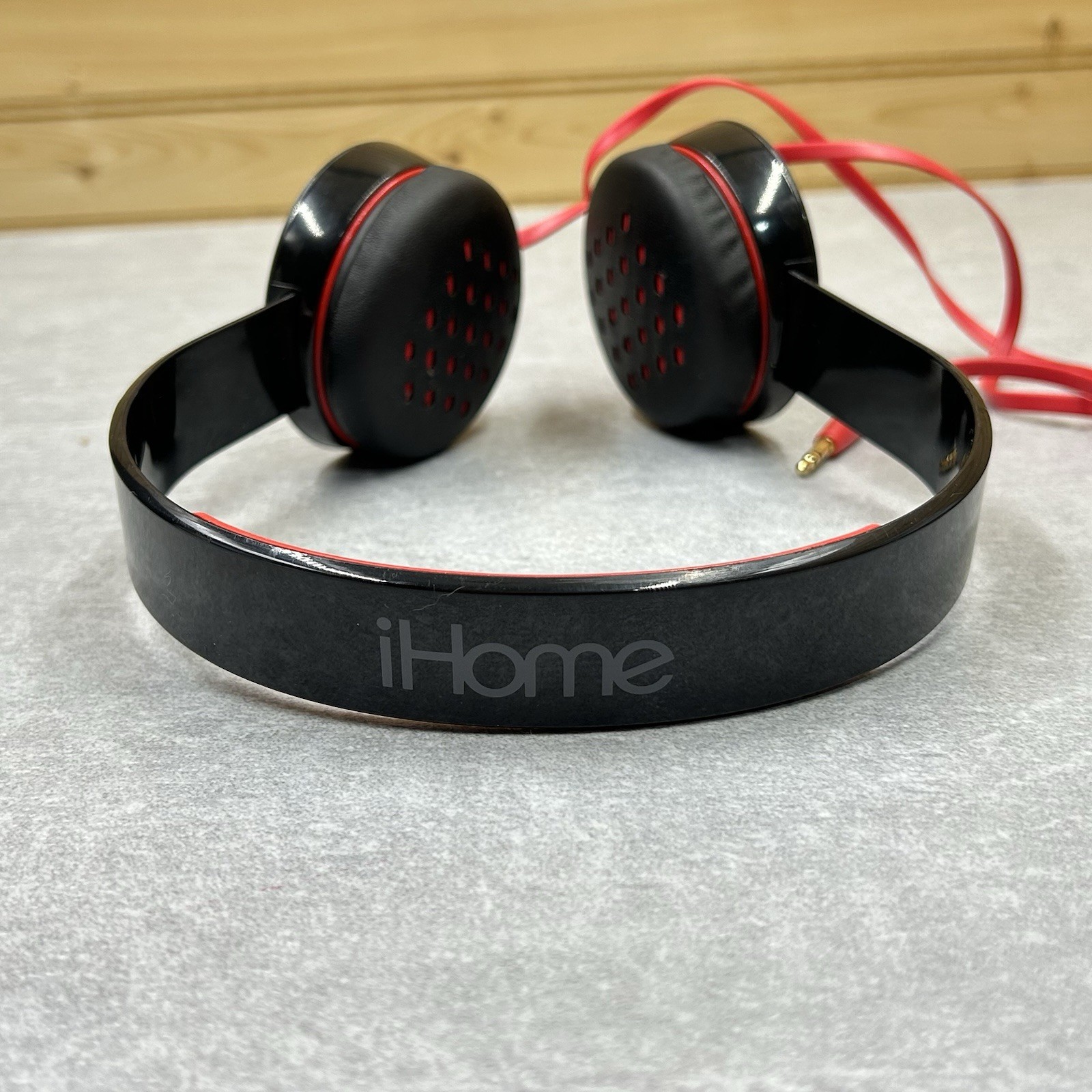 iHome Padded Ear and Headband Headphones Black Red Flat Wire Basic 3.5mm Jack