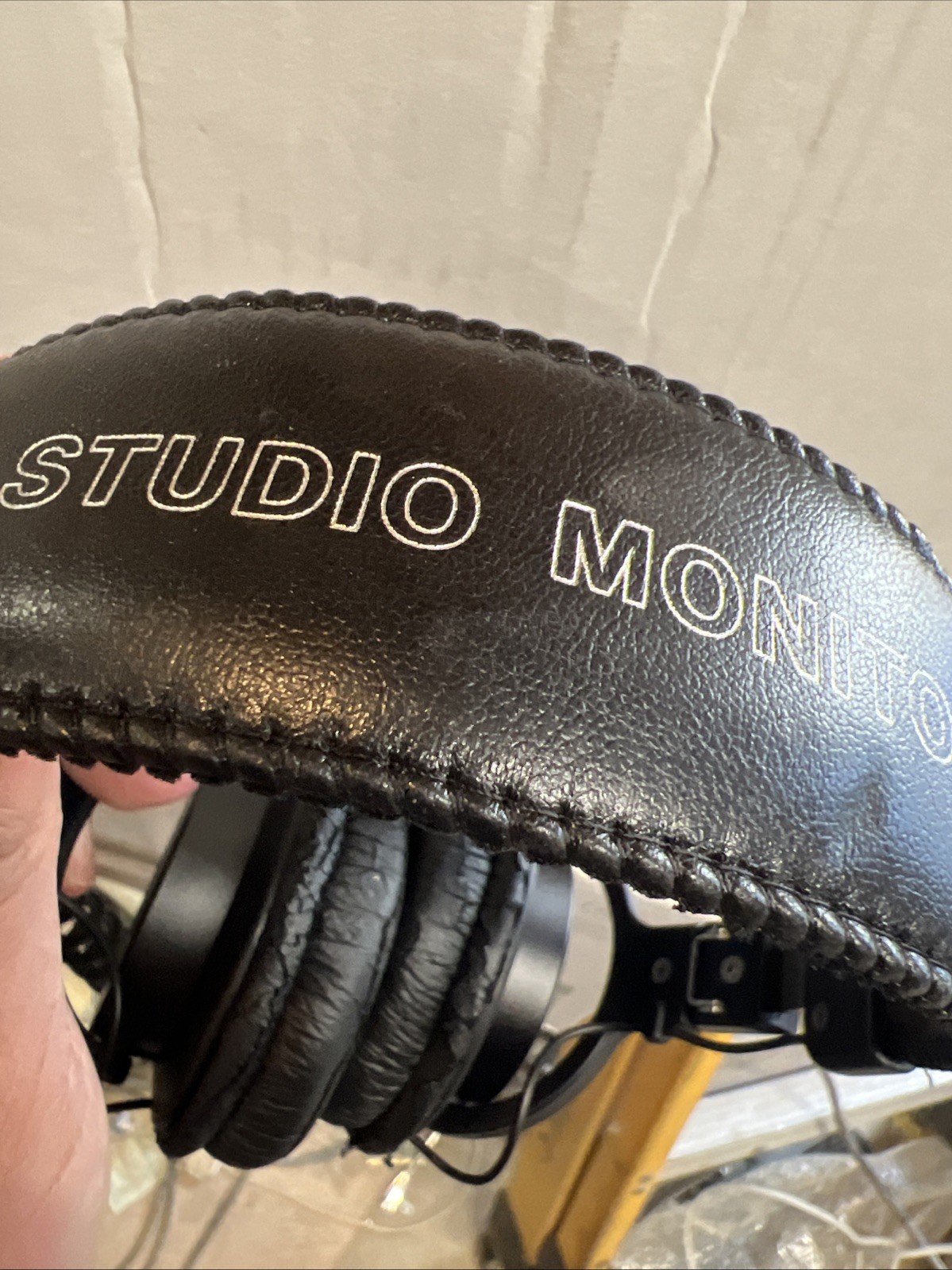 Sony MDR-7506 Professional Closed-Back Studio Monitor Headphones