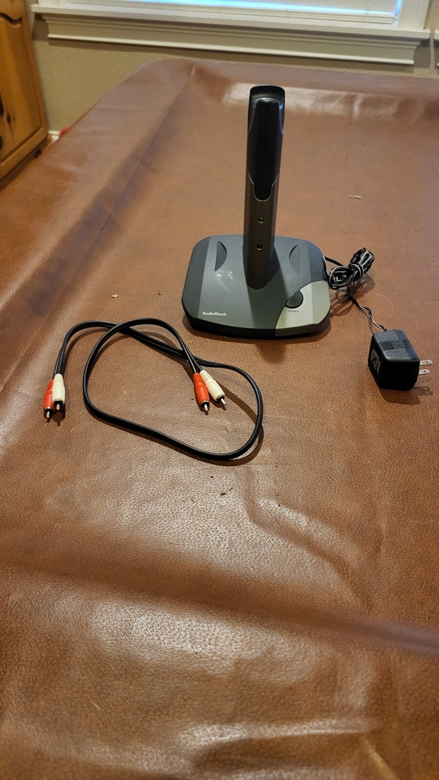 RADIOSHACK 33-1186 900 MHZ ANALOG WIRELESS STEREO HEADPHONE SYSTEM BASE ONLY