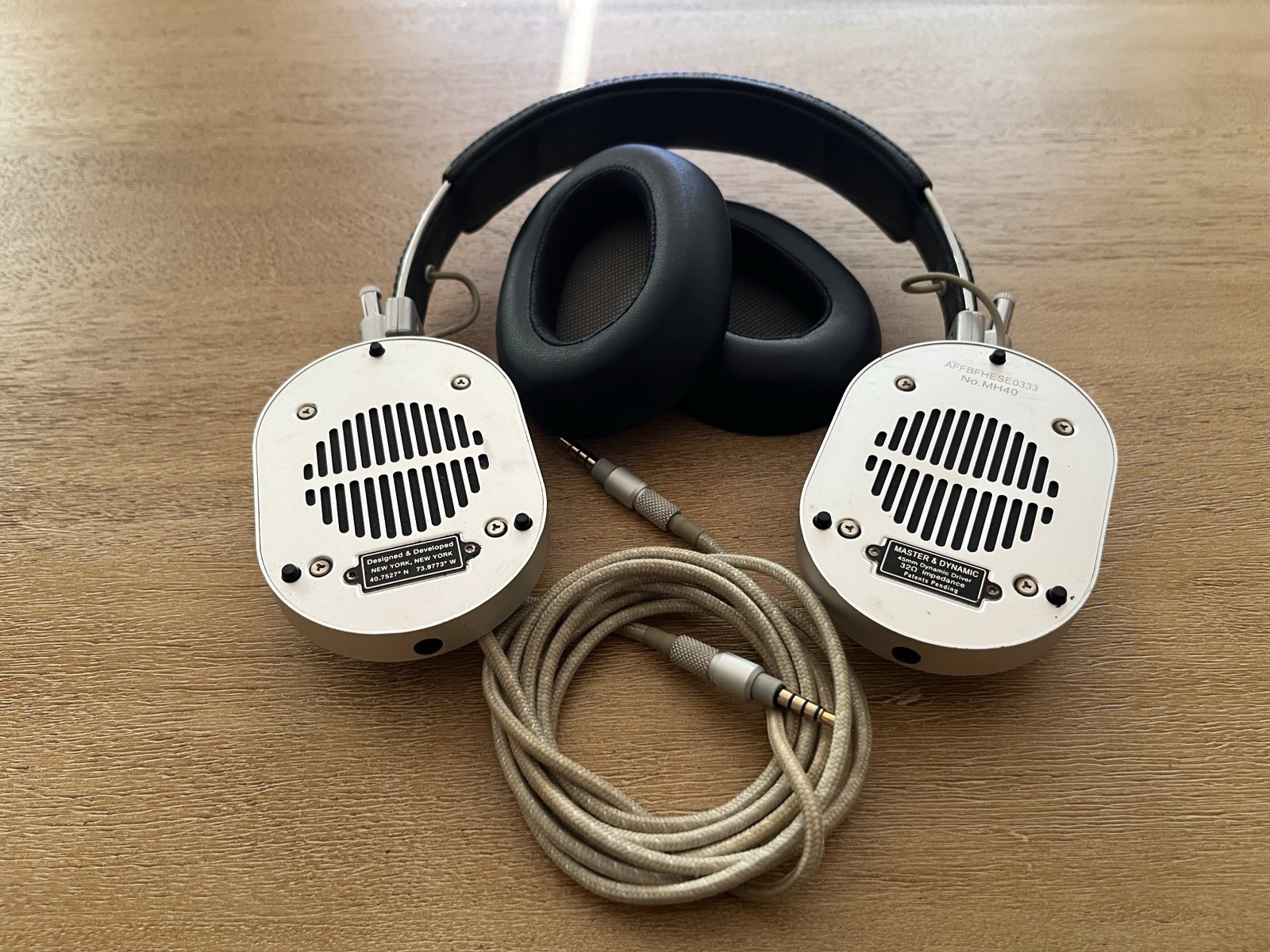 Master & Dynamic MH40 Wired Over-Ear Headphones Silver Aluminum Blue Leather