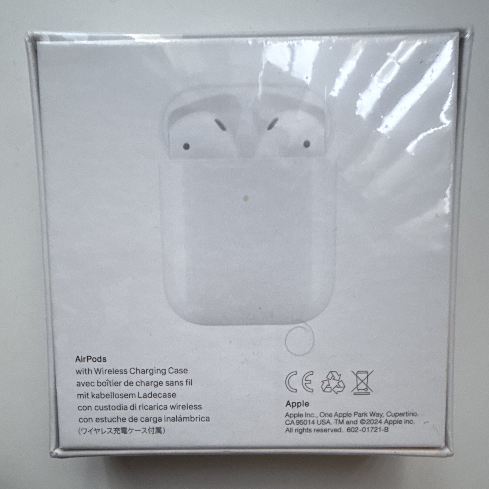 Apple AirPods Wireless Charging Case White Bluetooth In-Ear Earbuds w/ Mic