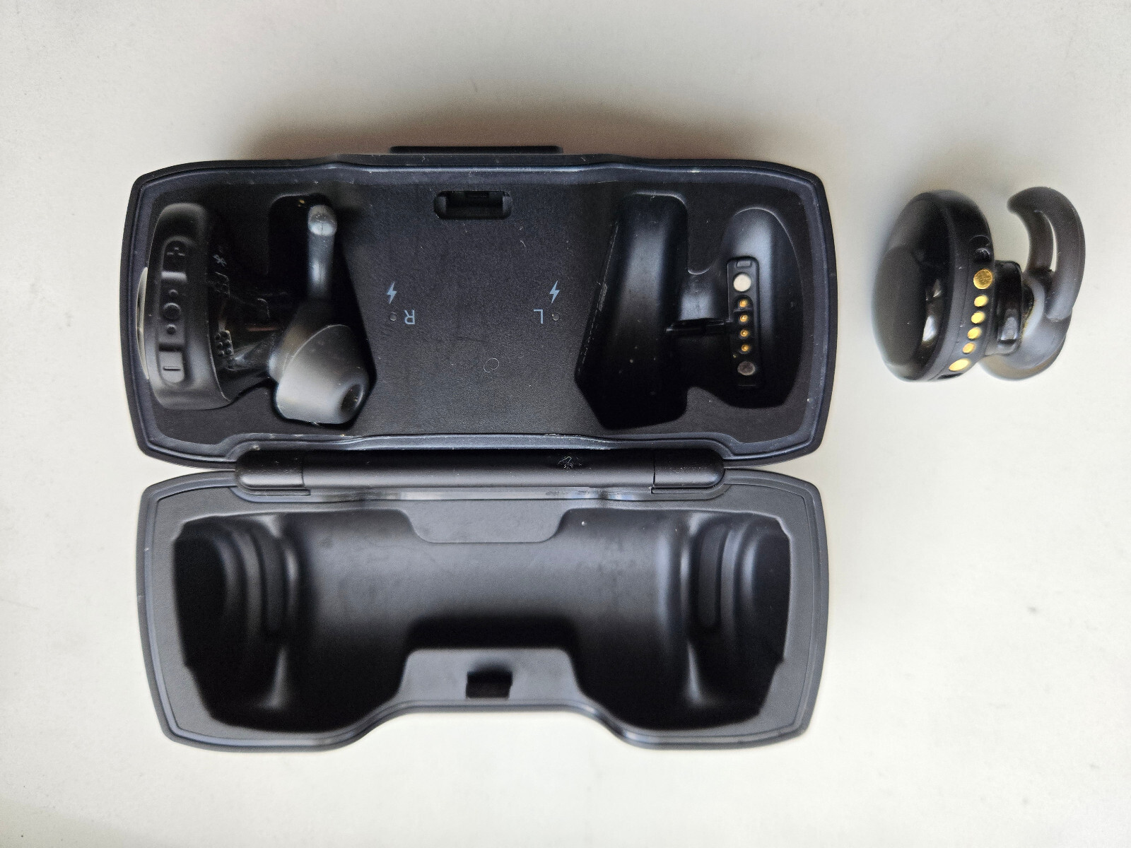 Bose SoundSport Free In Ear Wireless Headphones with Charging Case – Black