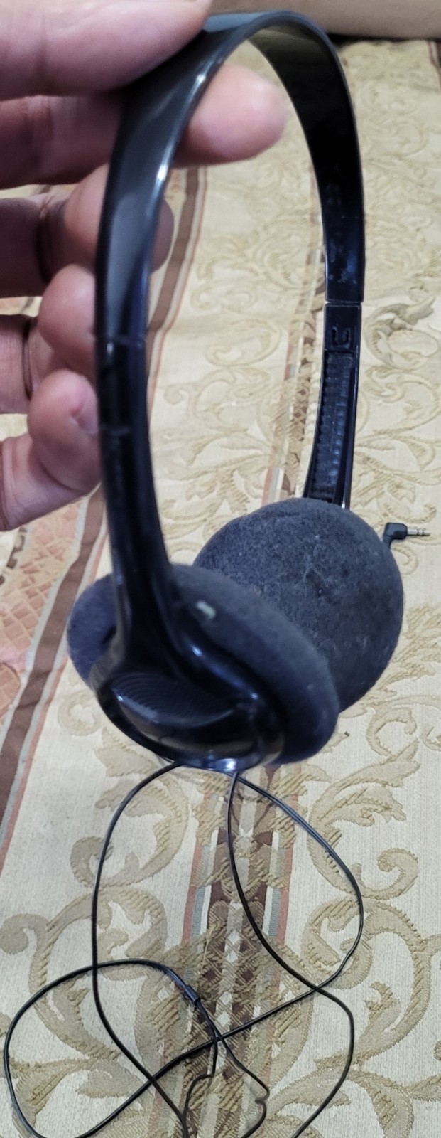ONN On-Ear Headphones Lightweight Design and Adjustable 3.5mm Aux Plug 131407