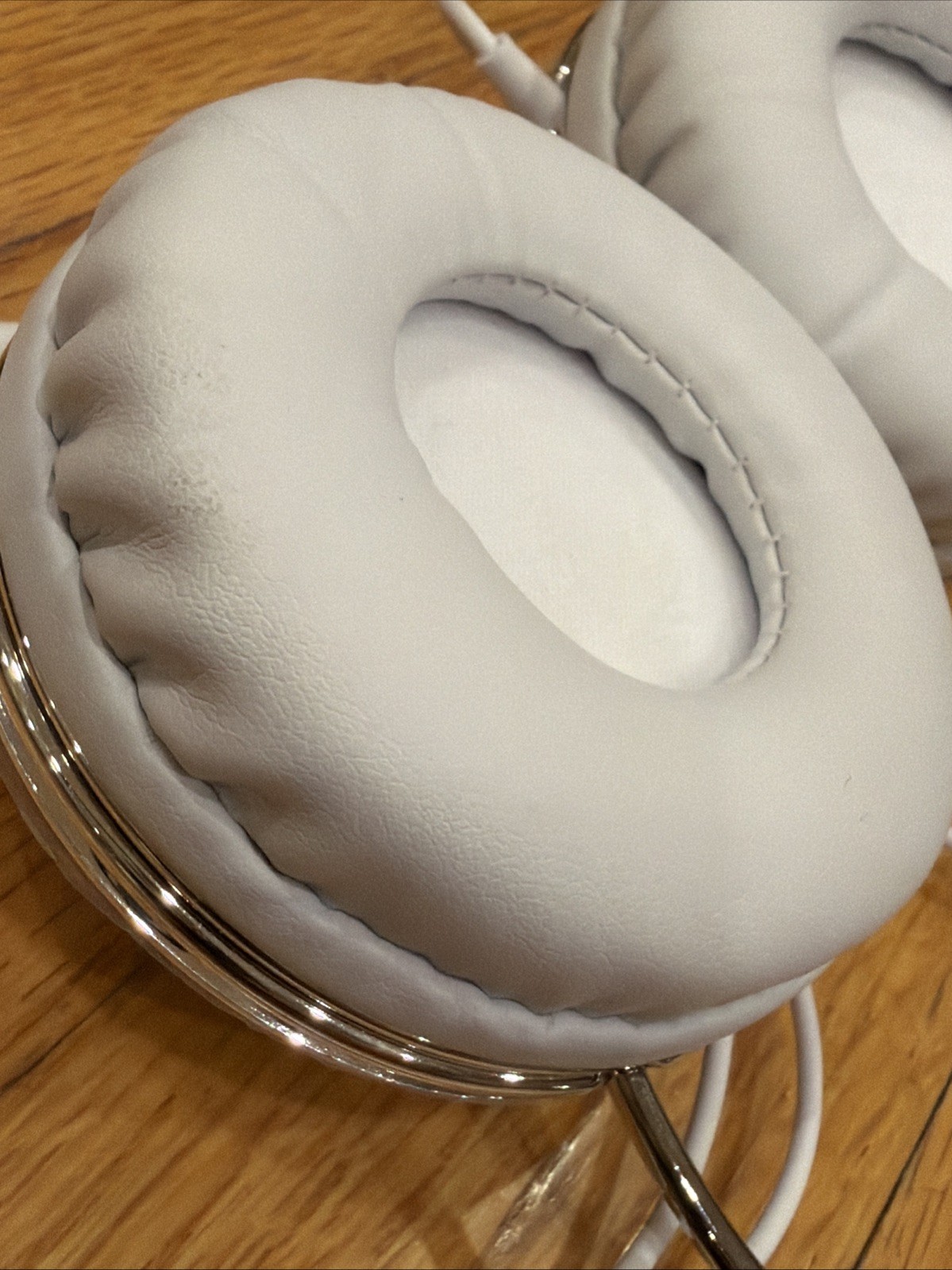 Swarovski Frends Taylor Silver and White Headphones-Never Worn