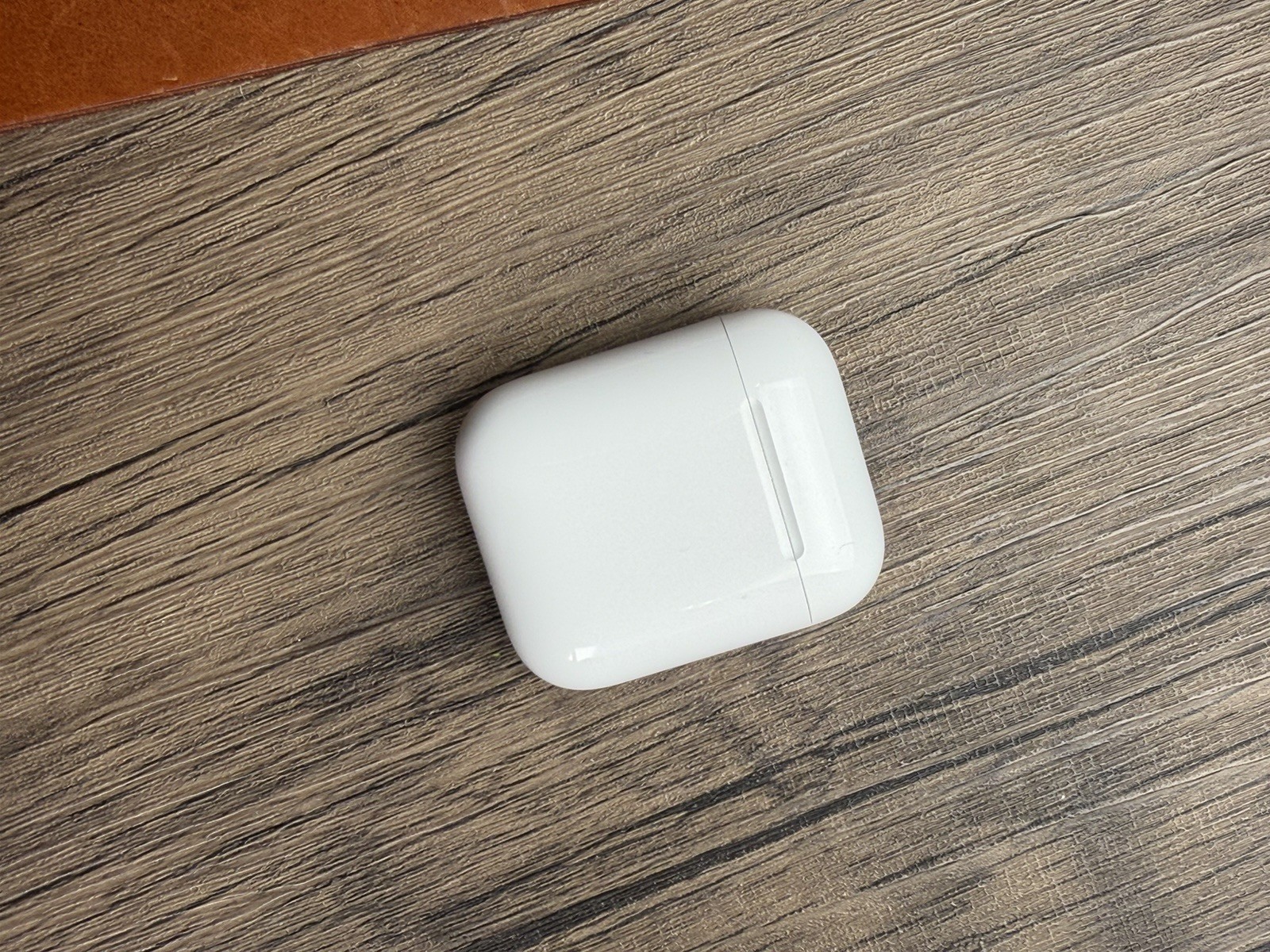 Apple AirPods gen 2 White In-Ear Bluetooth Wireless Earbuds w/ Charging Case.