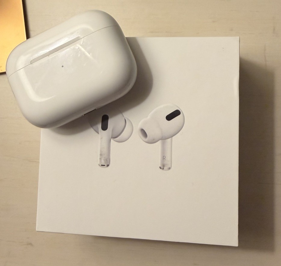 Apple AirPods Pro (1st Gen) White In-Ear Earbuds w/ MagSafe Case