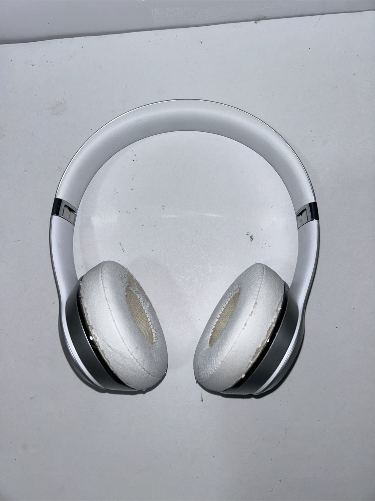 Beats by Dr. Dre Solo3 Wireless Needs New Pads Headphones White Silver