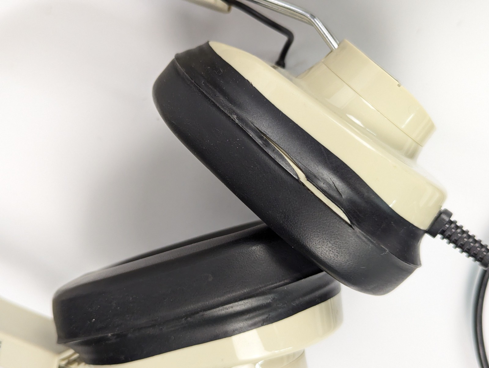Califone 1218AV-PY Listening Center; 8 Pairs of Headphones Adjustable