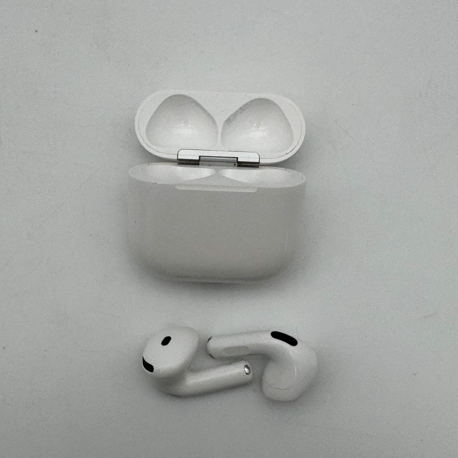 Apple AirPods (4th Gen) Complete Set A3058 A3050 A3053