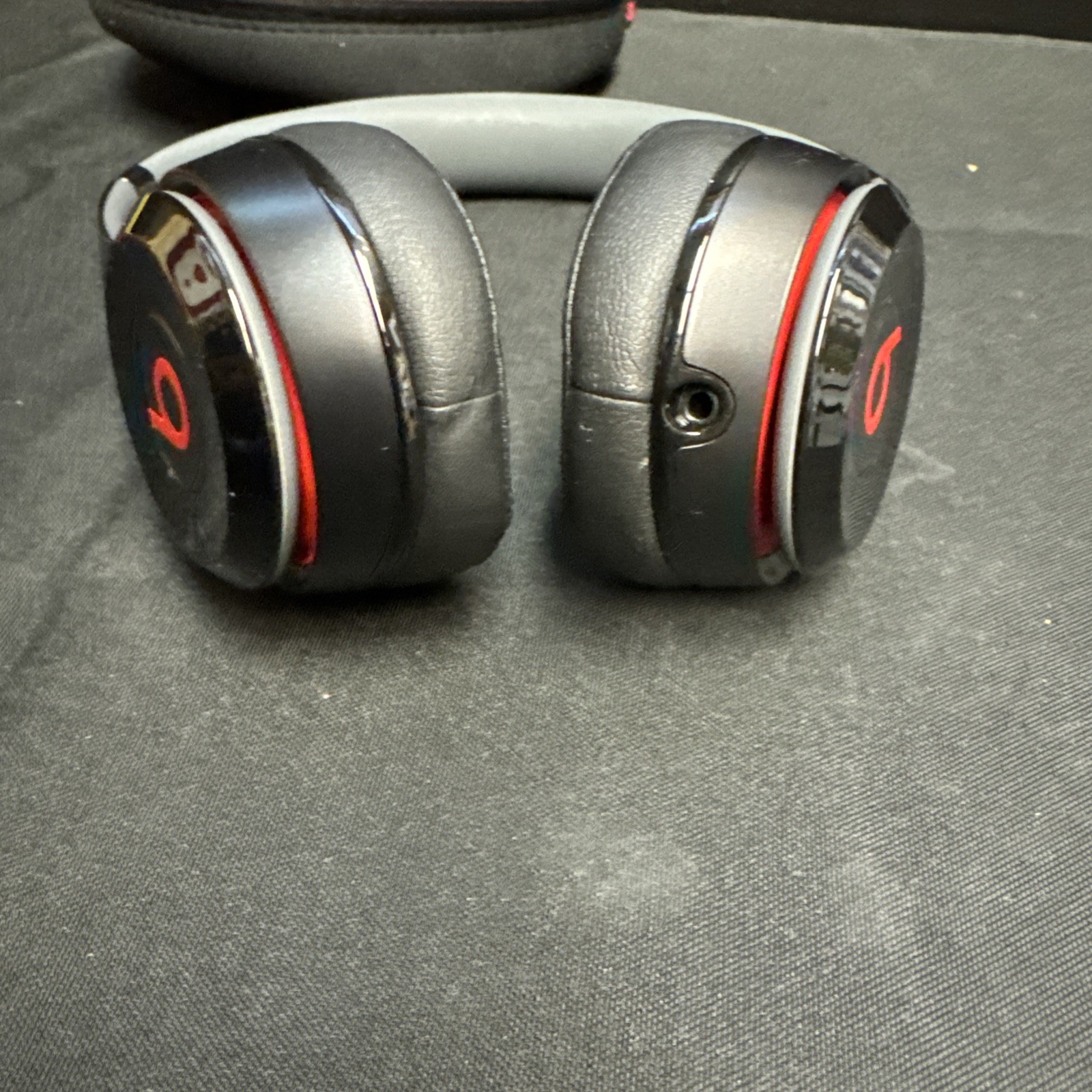 Beats Solo2 Over the Ear Headphones – Black With Wire and Case