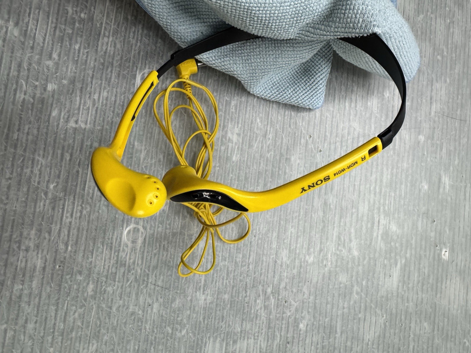 SONY MDR-W014 yellow Sports Walkman Stereo Headphones 3.5mm Jack
