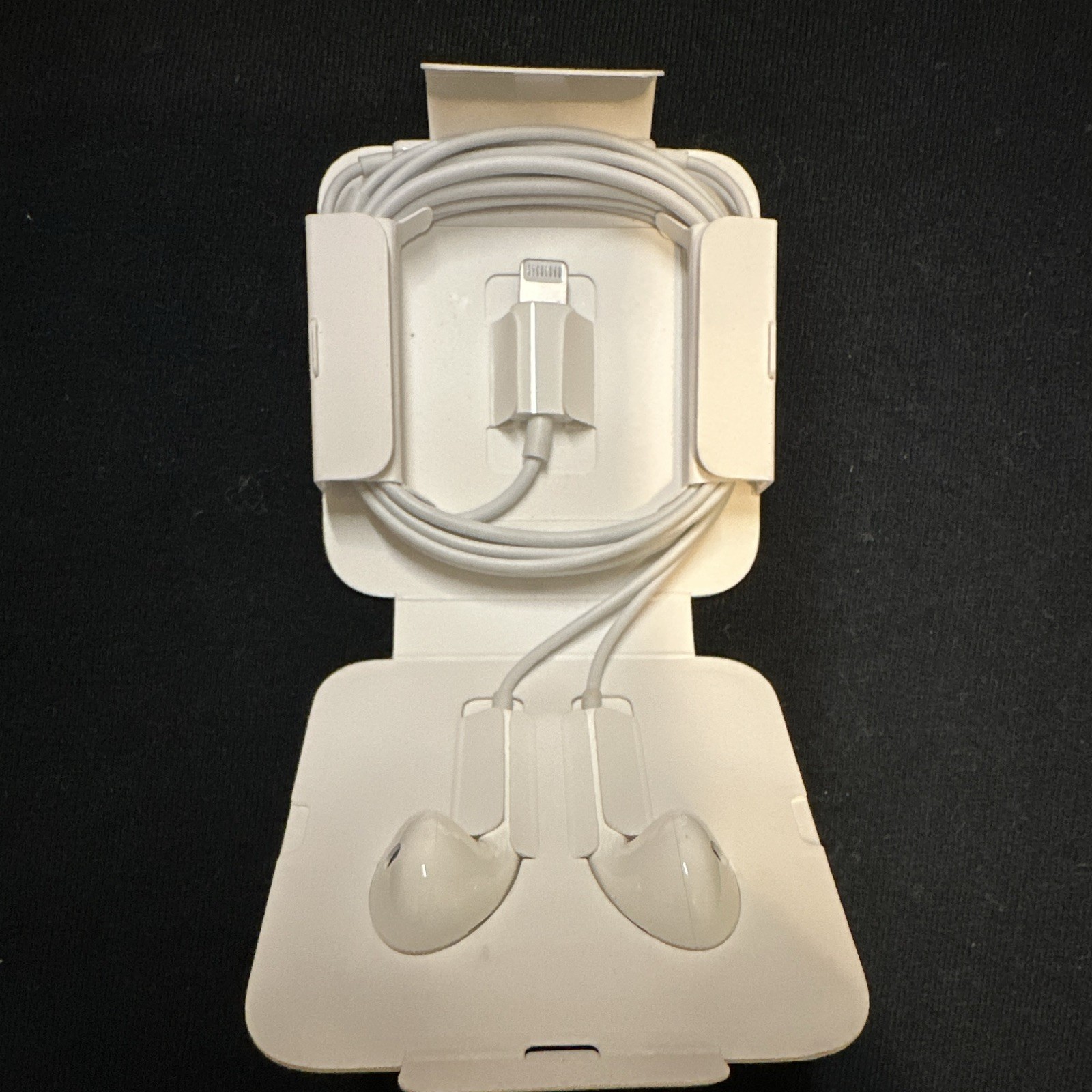Apple EarPods Wired Lightning In-Ear Earbuds White Mic Volume Control 1.2m