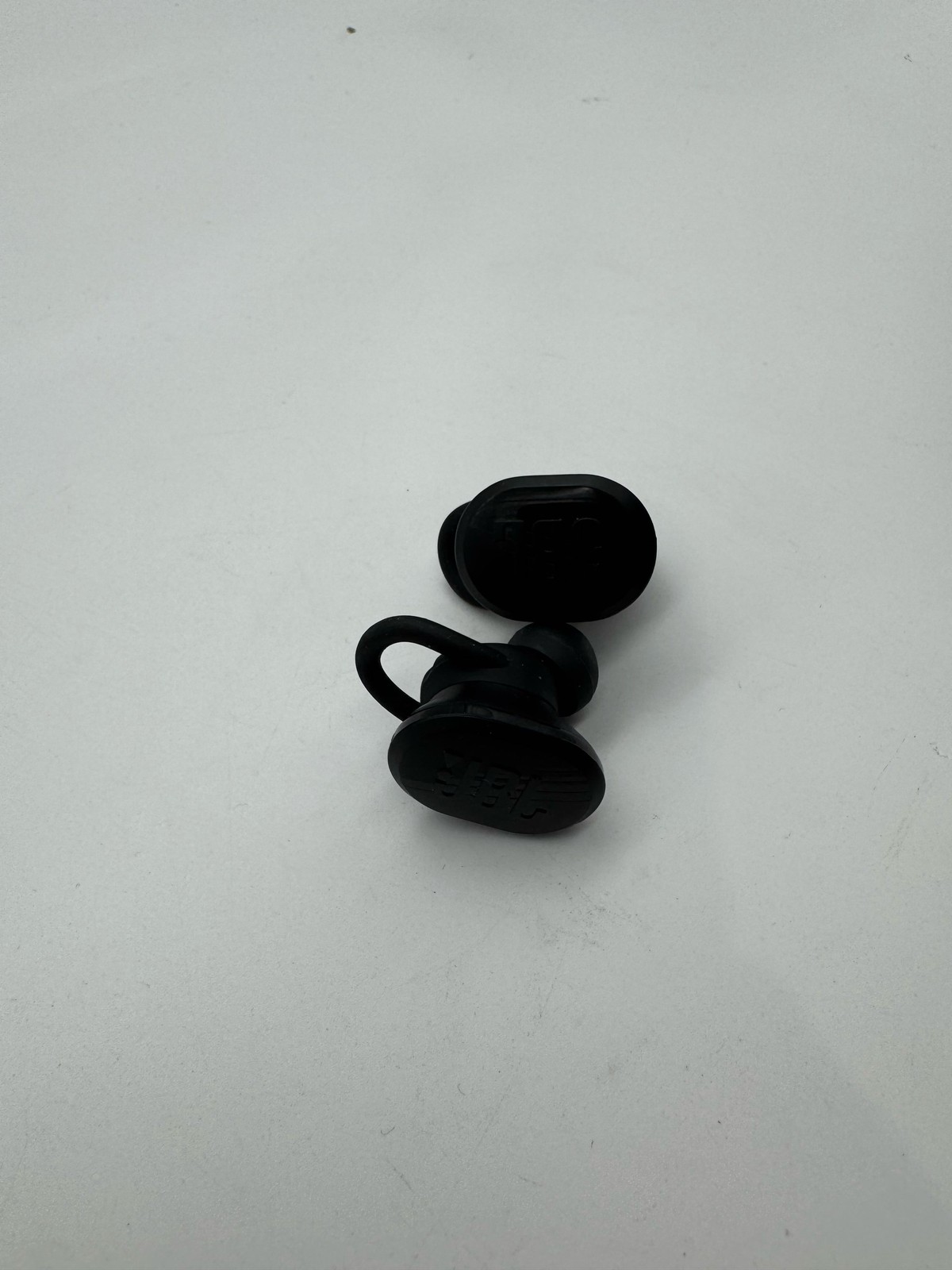 (BROKEN) JBL Endurance Race TWS Waterproof Sport Earbuds IP67 Bass Black (3)