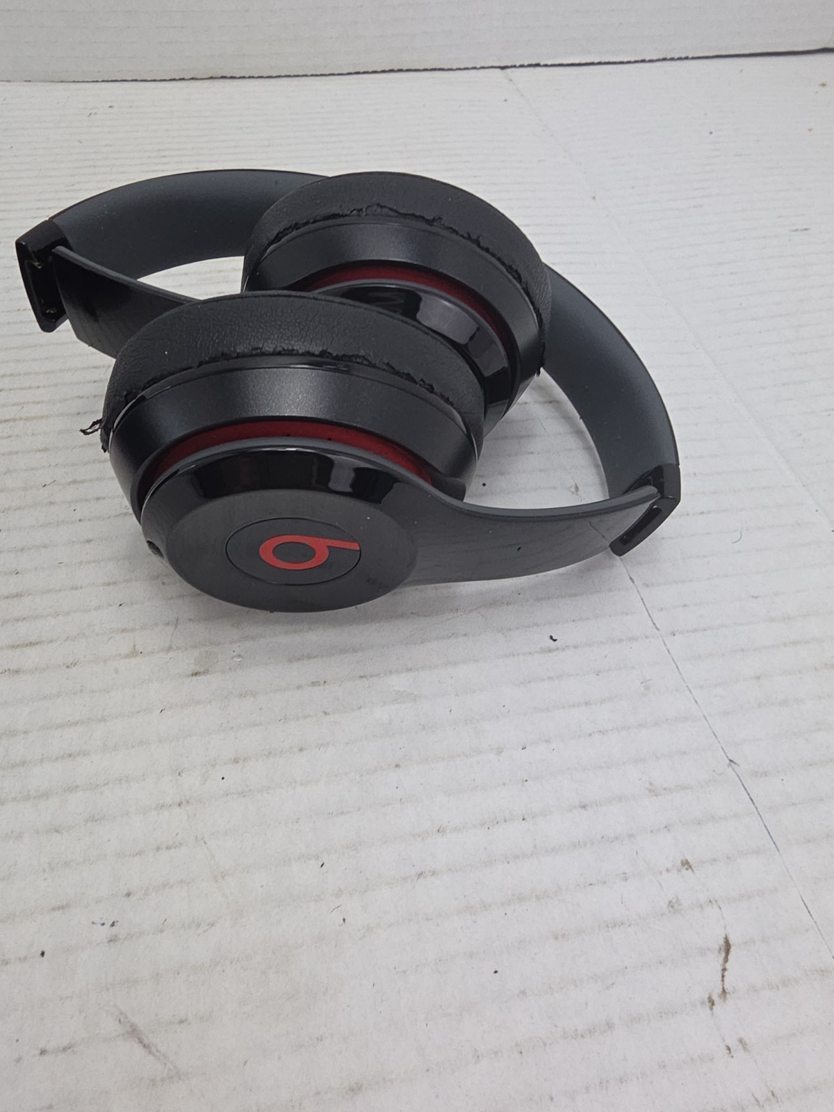 Beats by Dr. Dre Solo2 Wireless Bluetooth Black/Red With Case No Charger Unteste