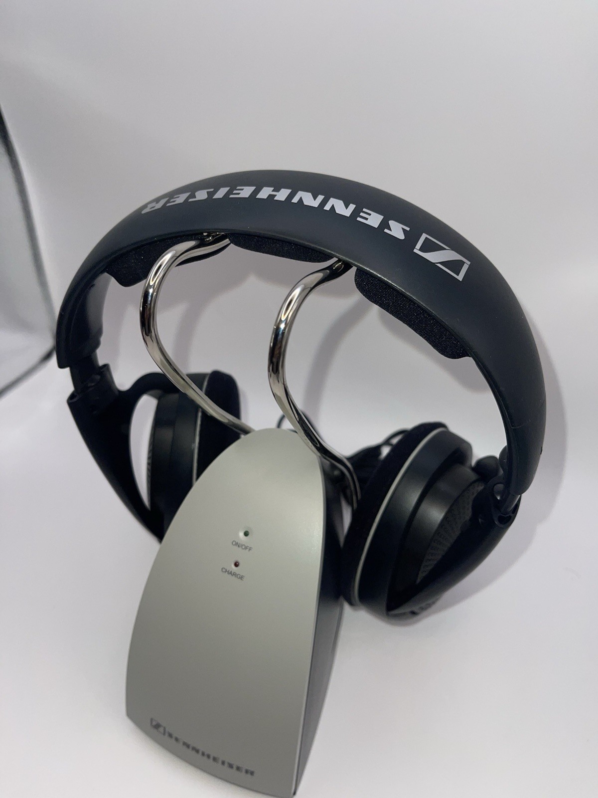 Sennheiser RS 120 Wireless RF Headphone System W/ Charging Base USED NEED BATT