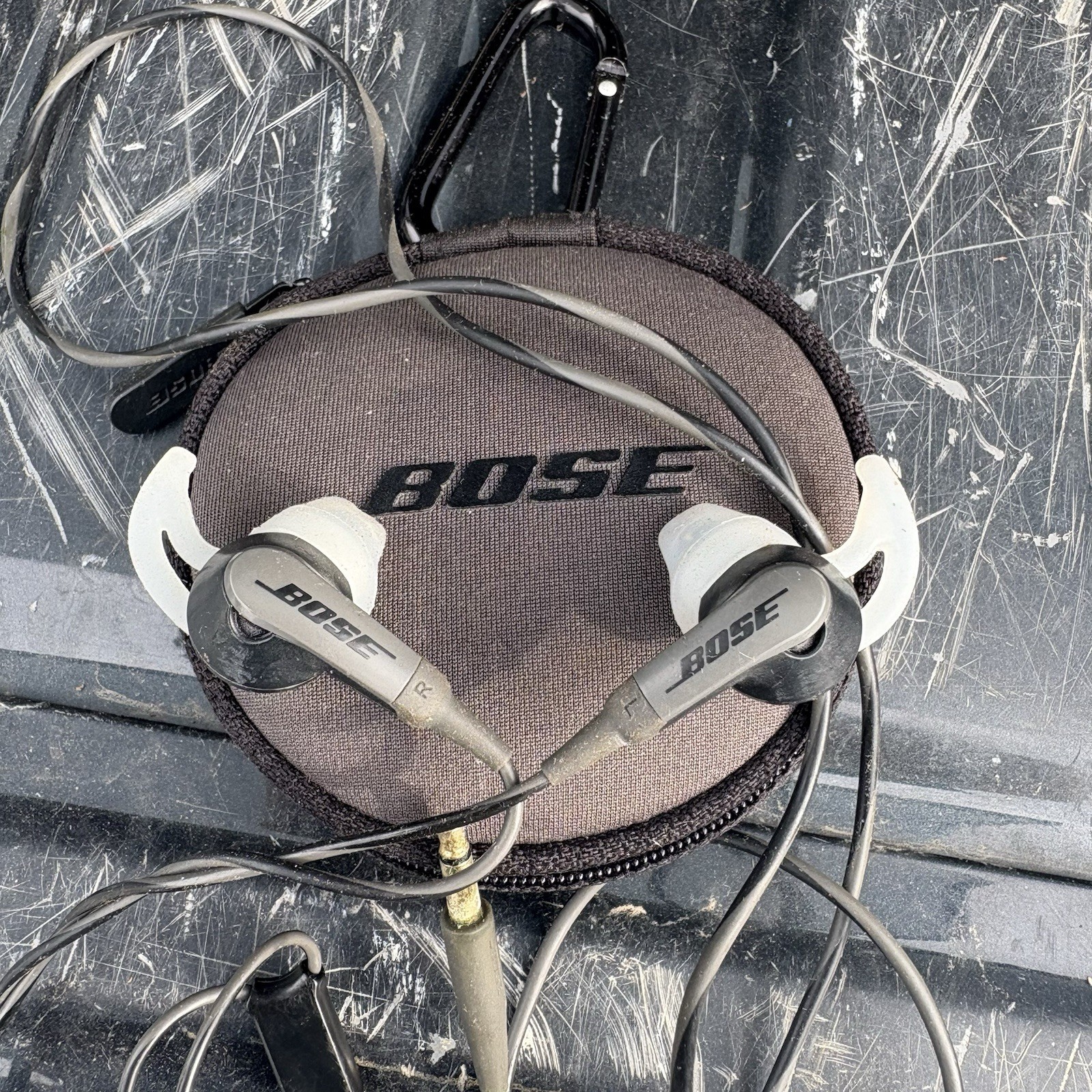 Bose Soundsport In-Ear Wired Earbuds 3.5mm Jack With Carrying Case (Read)