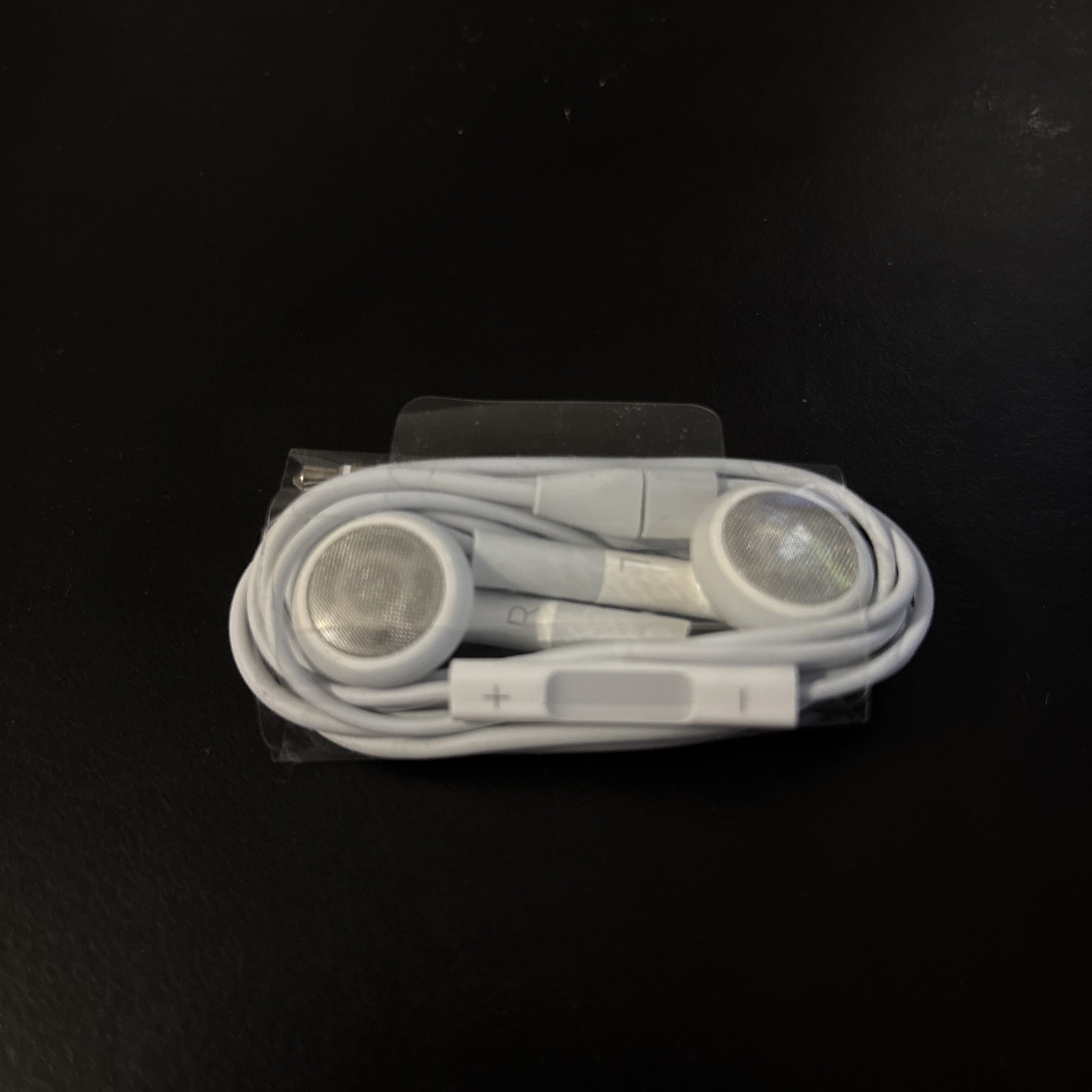 Authentic OEM Apple Ipod & Iphone Original Wired Earbuds – Volume Control & Mic