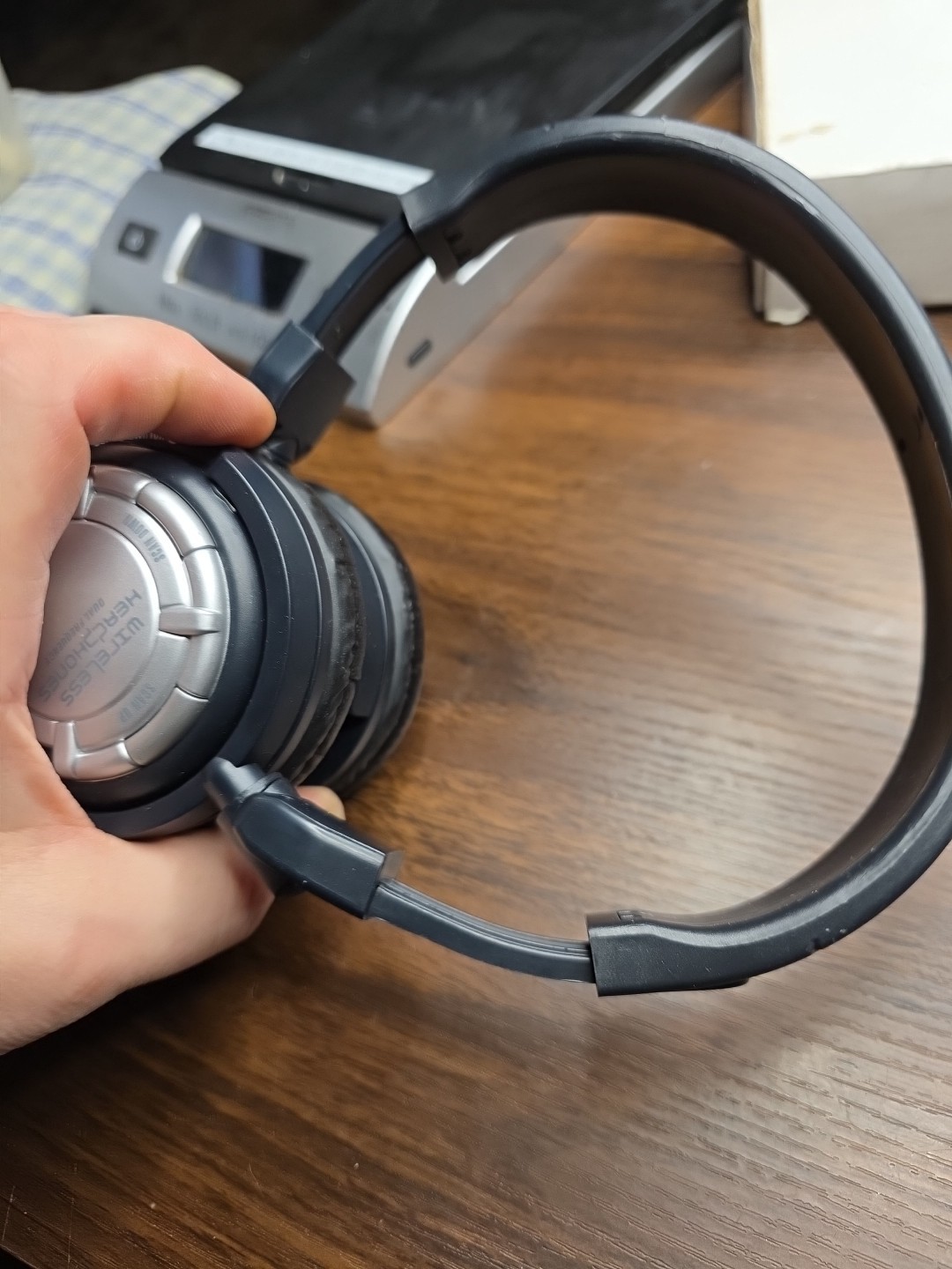 Dual Frequency Wireless Headphones FM Radio W Automatic Frequency Search 2 Avail