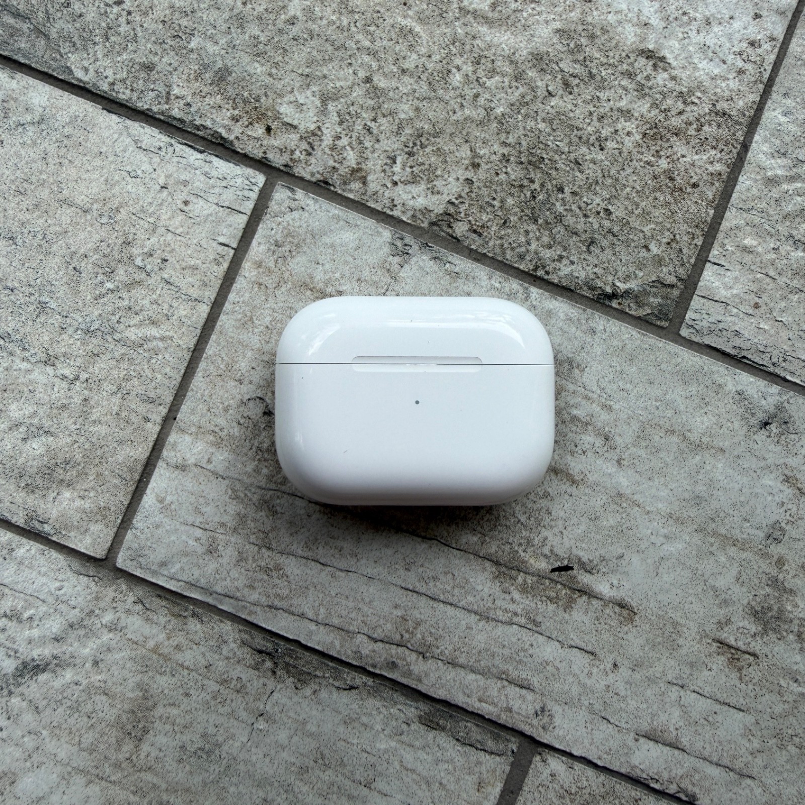Apple AirPods Pro 1st Gen MWP22AM/A Wireless Charging Case White Earbuds