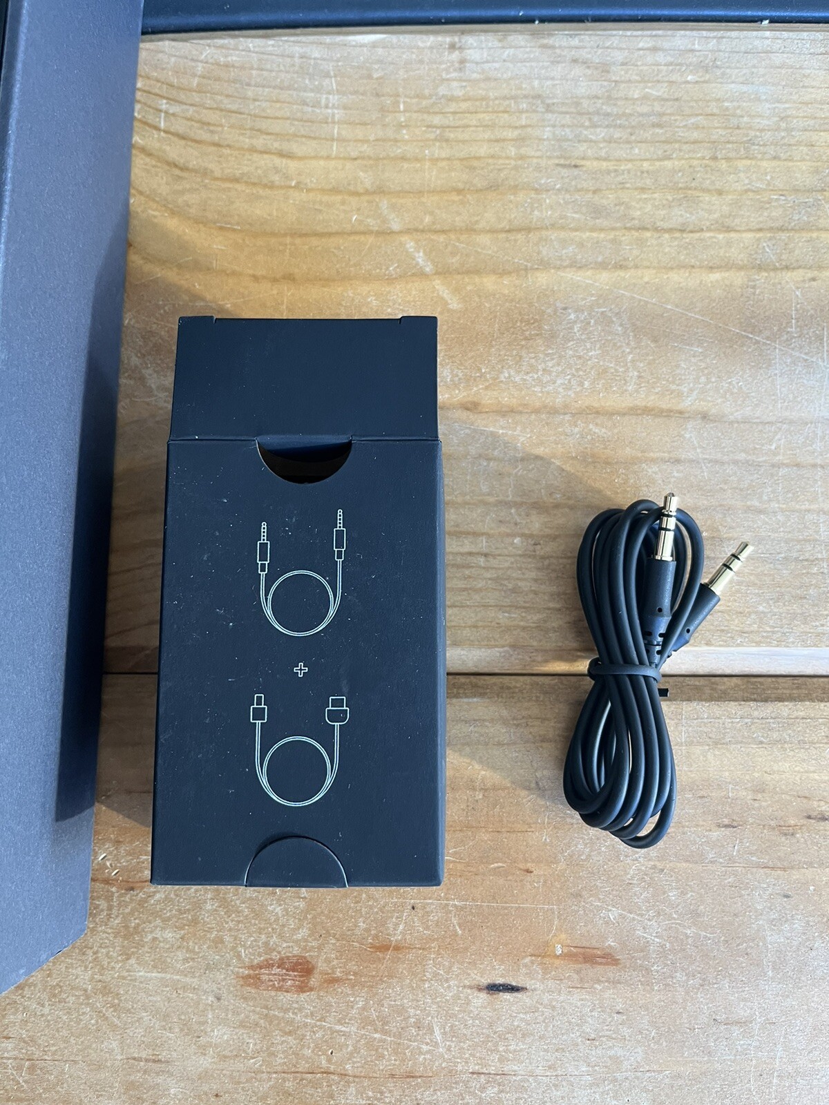 Raycon The Everyday Over-Ear Headphones Wireless Built-in Microphone