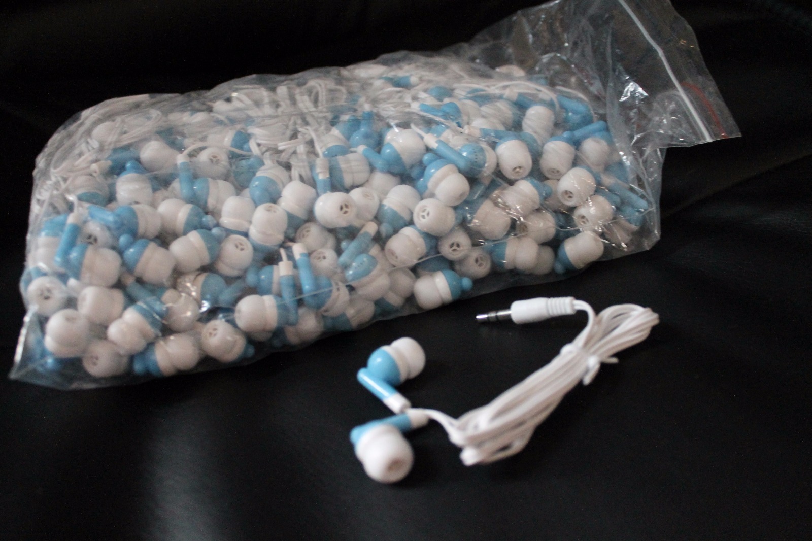BULK WHOLESALE Lot of 100 – BLUE/WHITE – 3.5mm In-Ear Earbuds / Earphones