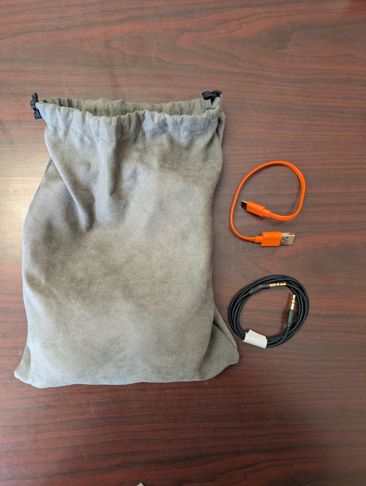 JBL Live 675NC wireless on-ear headphones