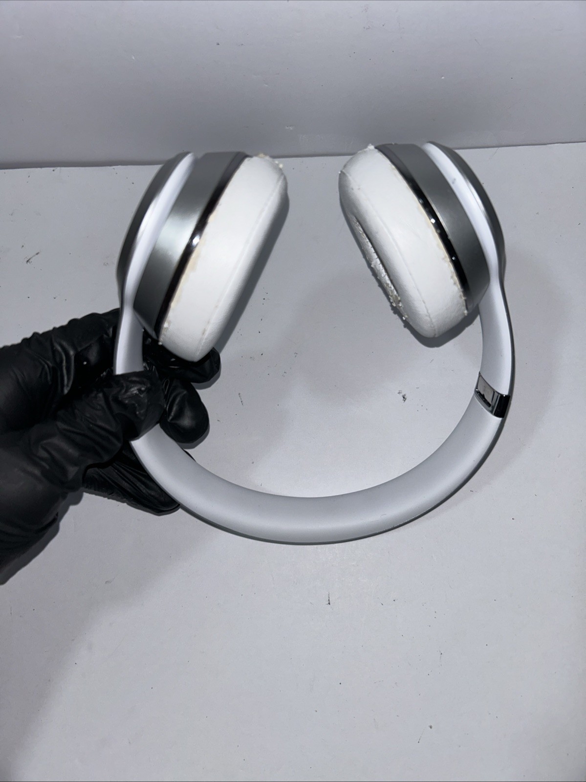 Beats by Dr. Dre Solo3 Wireless Needs New Pads Headphones White Silver
