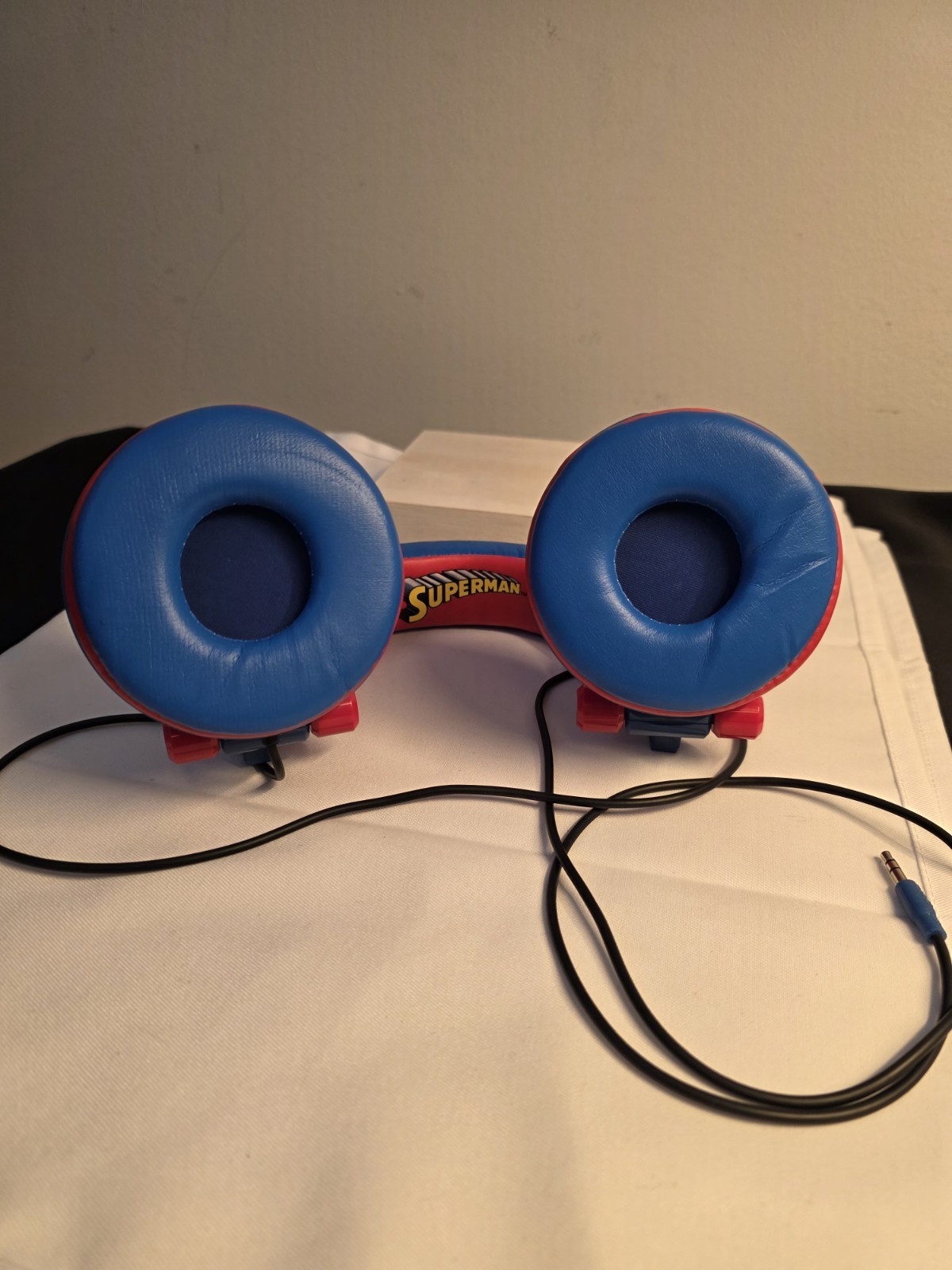 Kid Safe Headphones Superman DC Comics Logo Ages 3 – 9 Volume Limiting. 4ft cord