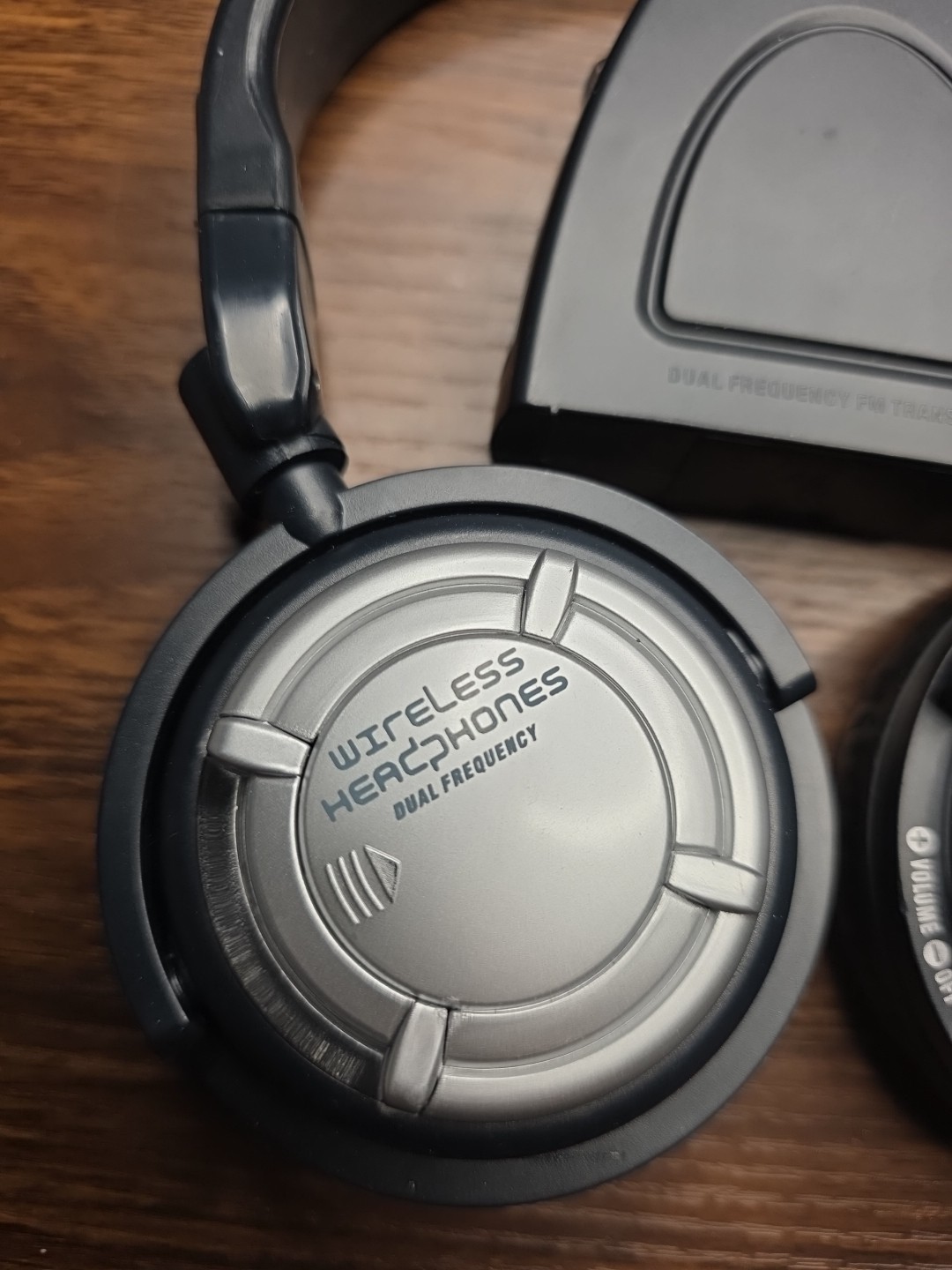 Dual Frequency Wireless Headphones FM Radio W Automatic Frequency Search 2 Avail