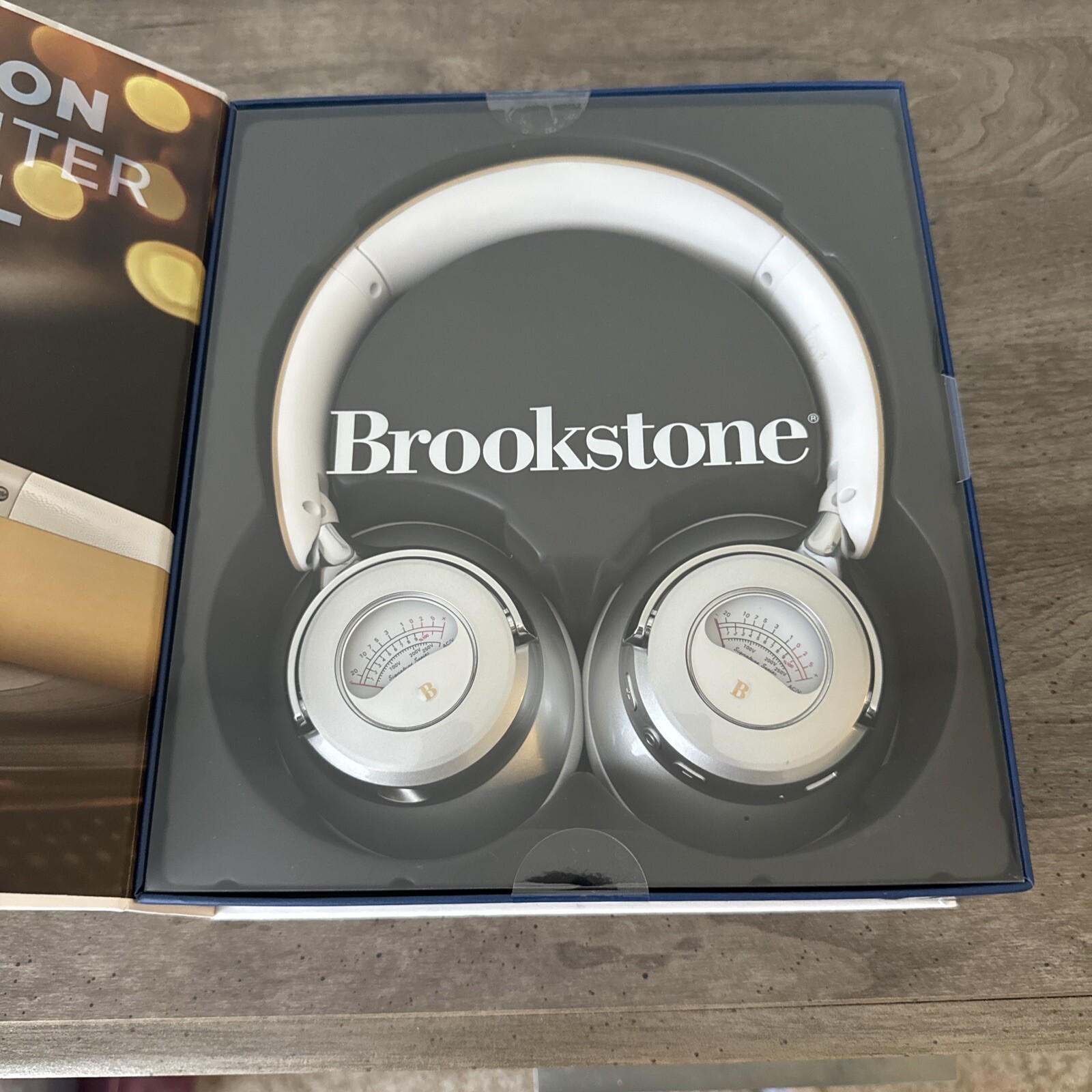 BROOKSTONE ACOUSTIC PRO WIRELESS METERED HEADPHONES 35 HOURS PLAYTIME.