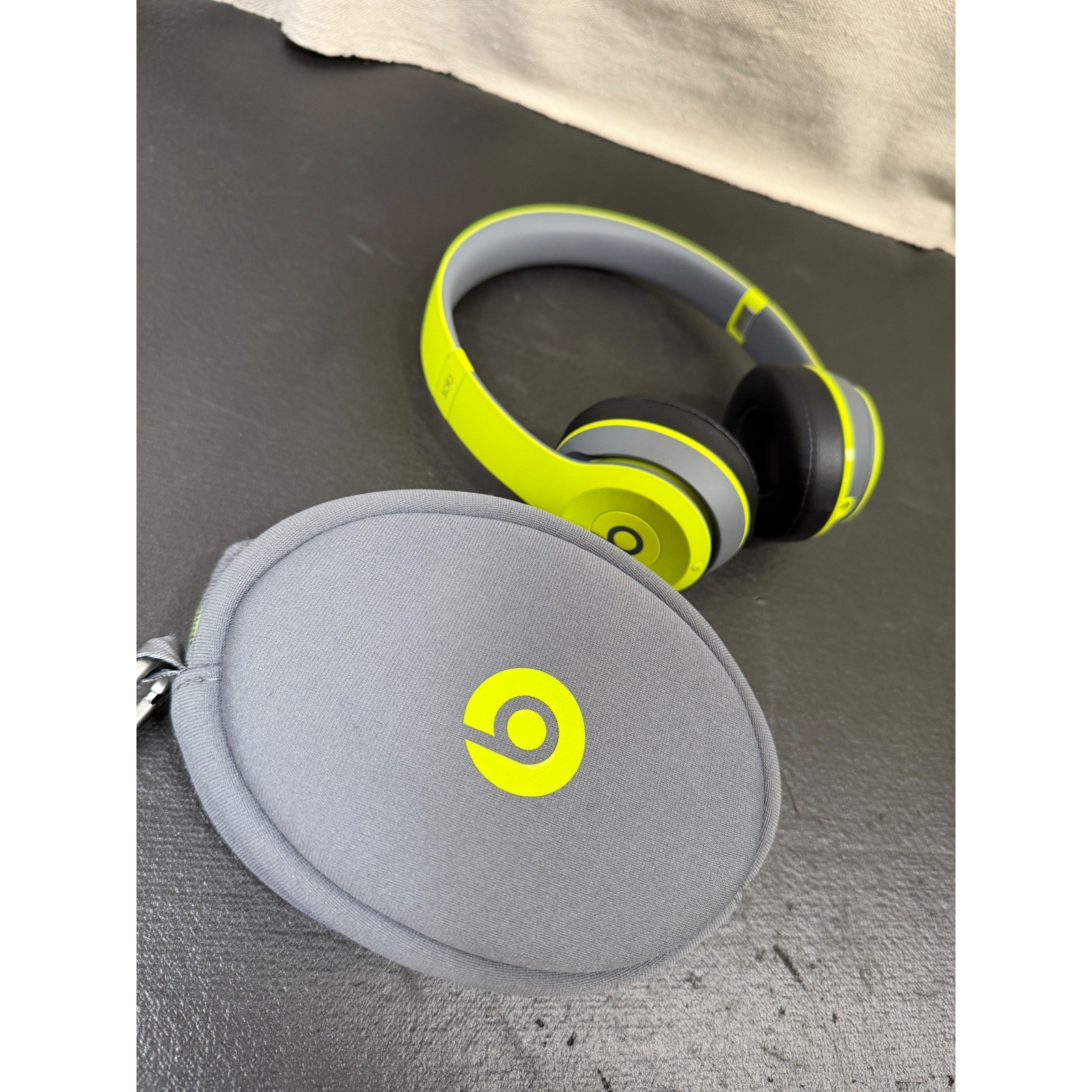 Beats Solo 2 Wireless Headphones Unisex Adjustable Shock Yellow Bluetooth Audio