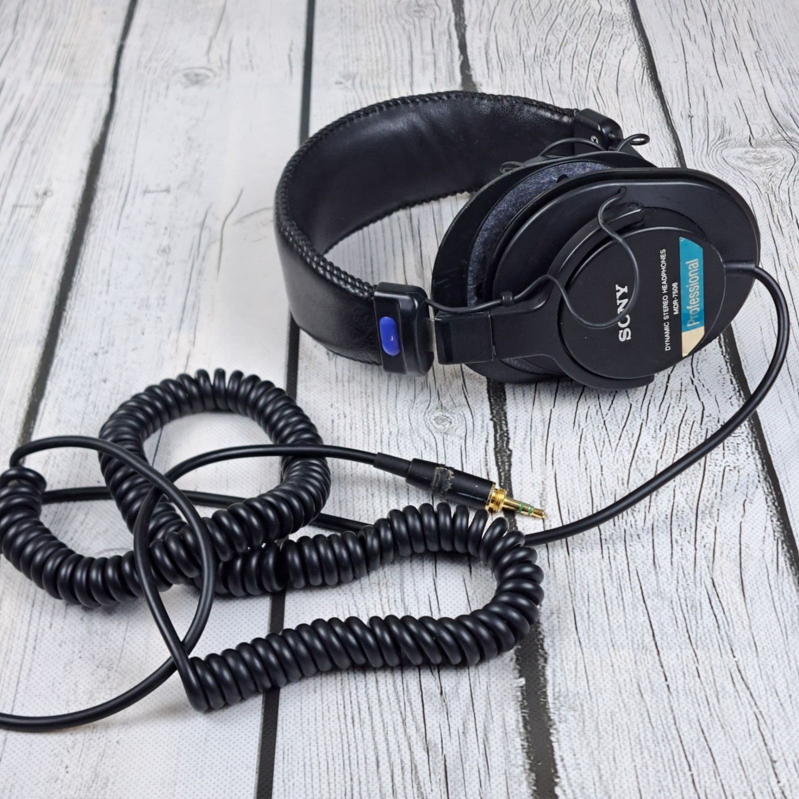 Sony MDR-7506 Professional Closed-Back Studio Monitor Headphones