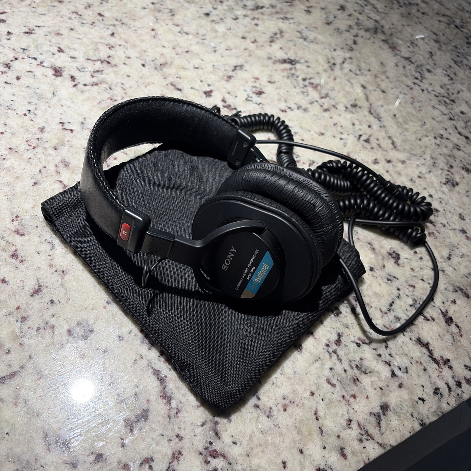 Sony MDR-7506 Sound Monitor Headphones (Black)