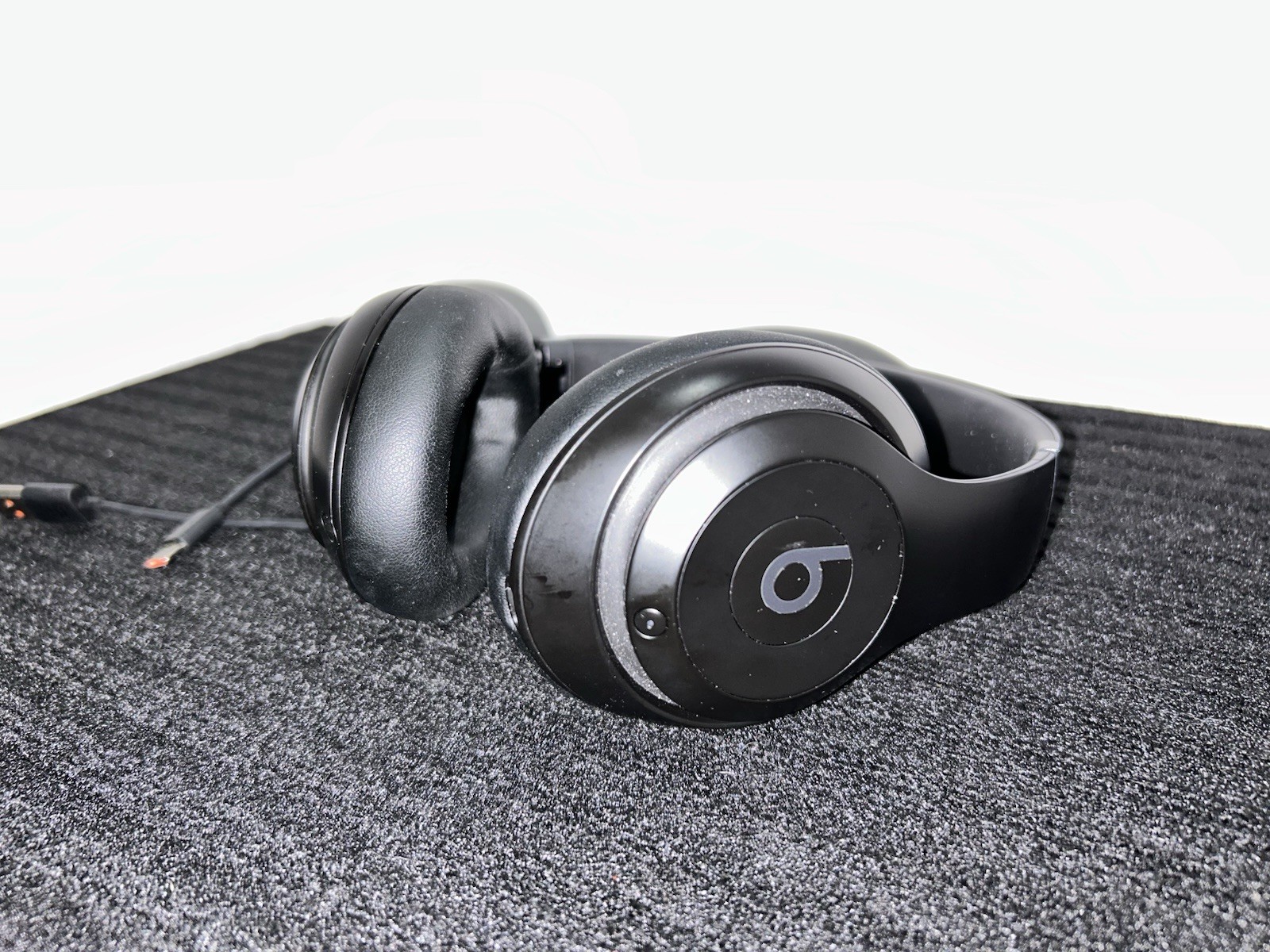 Beats by Dr. Dre Solo3 Wireless Bluetooth On-Ear Headphones Black + Lightning