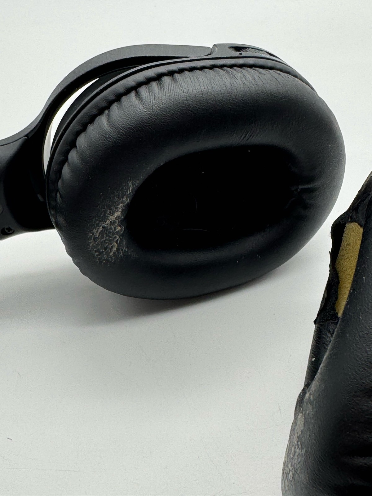 Sony WH-RF400 Wireless Over-Ear Home Theater Headphones 3.5 mm Jack – Black (4)