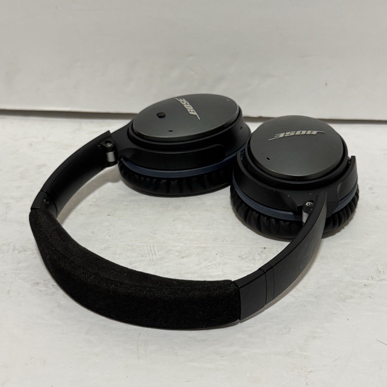 Bose QuietComfort 25 (QC25) Noise Cancelling Headphones with Case and Cables